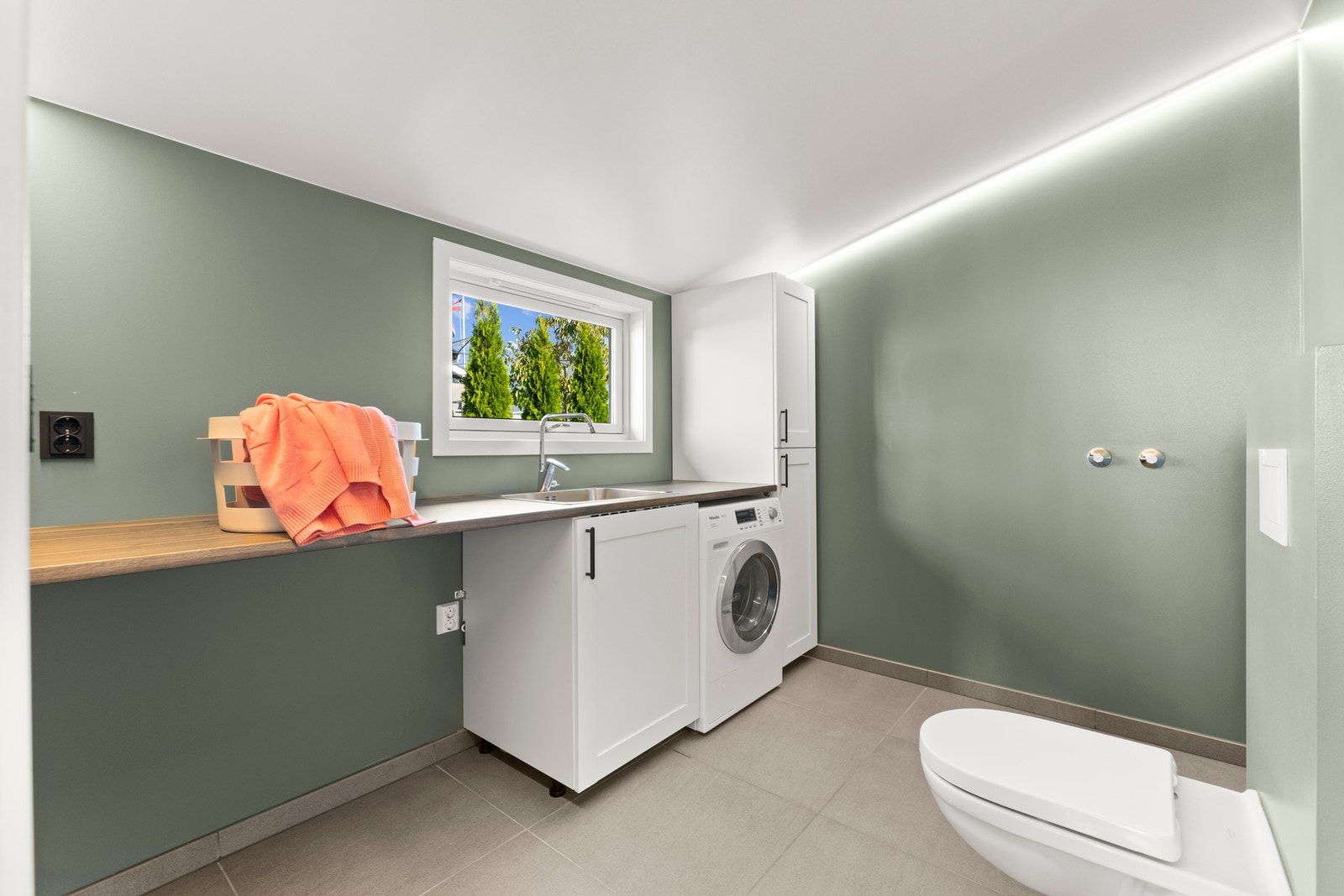 Boligen har eget vaskerom og teknisk rom som gir praktiske løsninger i hverdagen. Rommet er utstyrt med toalett og opplegg for dusj, noe som gir fleksibilitet og mulighet for ny eier til å tilpasse etter behov. Galleribilde