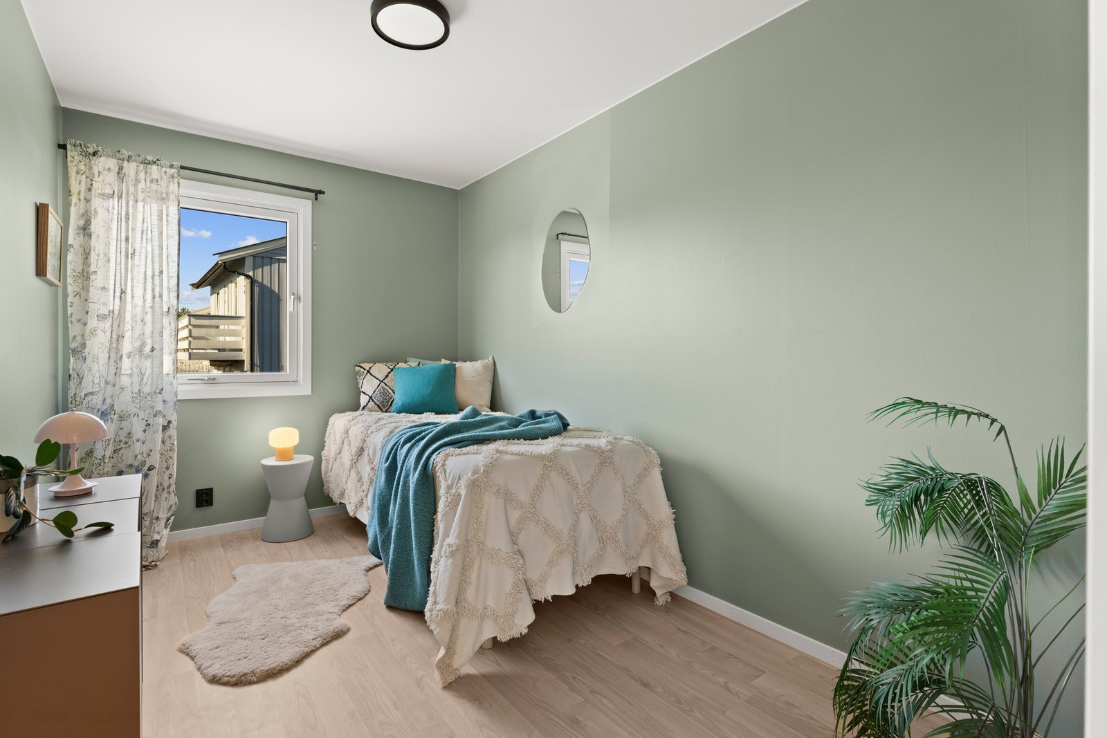 Soverommene har lyse flater og gode vindusløsninger som slipper inn rikelig dagslys. Galleribilde