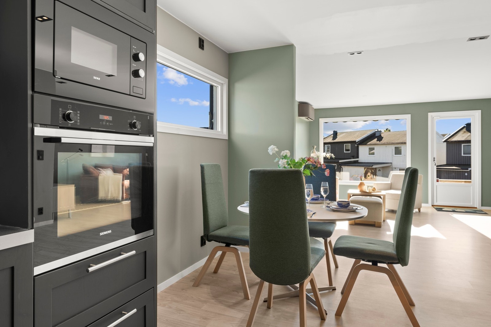 Lys og luftig spiseplass i tilknytning til kjøkkenet, med store vindusflater som slipper inn rikelig dagslys. Galleribilde