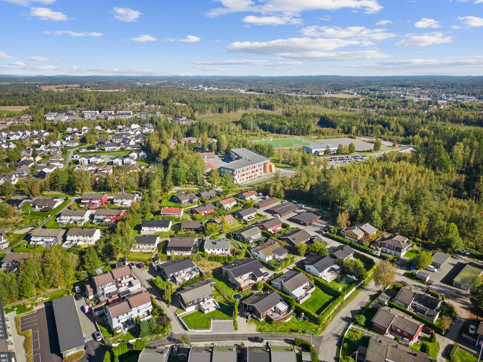 Når du velger bolig, velger du også nabolag. Nærbutikk. Skolevei. Nærhet til naturen. Nye naboer. Rammen rundt der du bor. Galleribilde