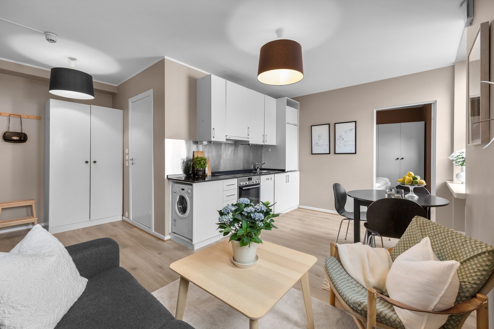 Leiligheten holder en gjennomgående god standard med en smart og arealeffektiv planløsning. Galleribilde