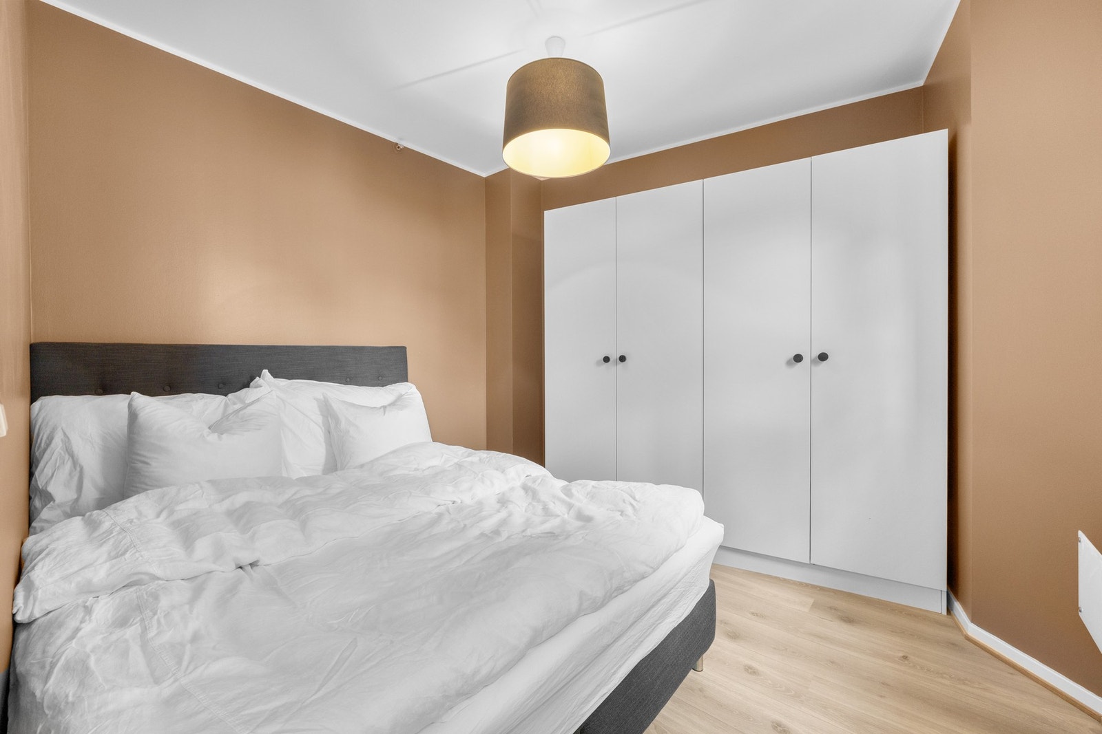 Behagelig soverom med plass til stor seng. Galleribilde