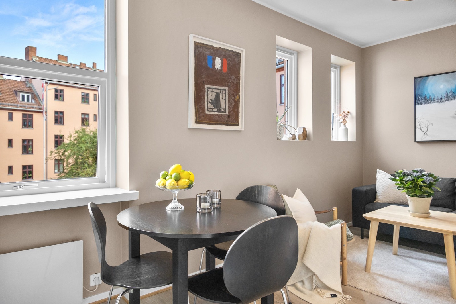 Dype vinduskarmer gir god plass til planter. Galleribilde