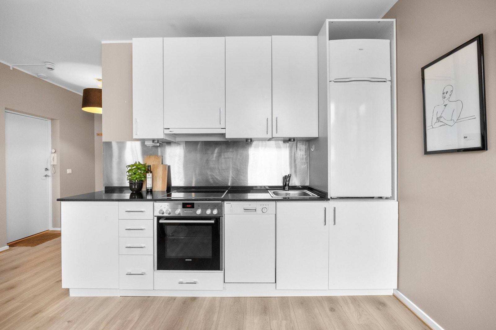 Kjøkkenet er utstyrt med platetopp, stekeovn, kjøl/fryseskap og oppvaskmaskin. Det er også opplegg til vaskemaskin. Galleribilde