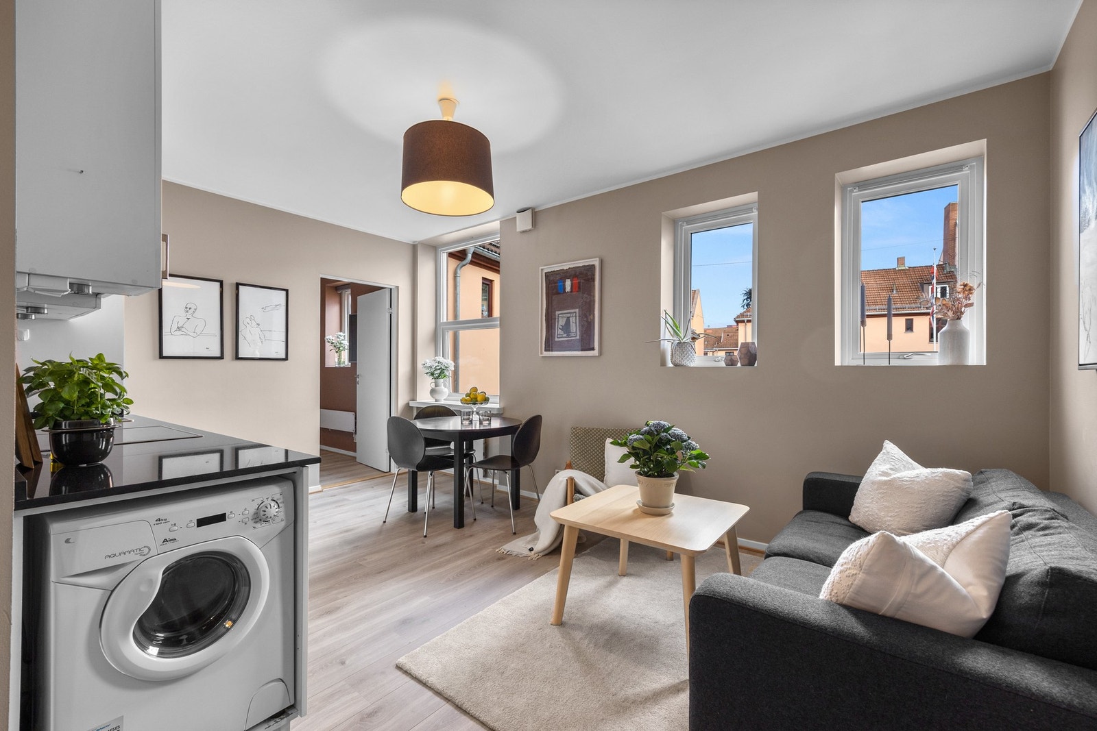 Stuen oppleves som enkelt å møblere og har plass både til spisebord og sofaløsning. Galleribilde