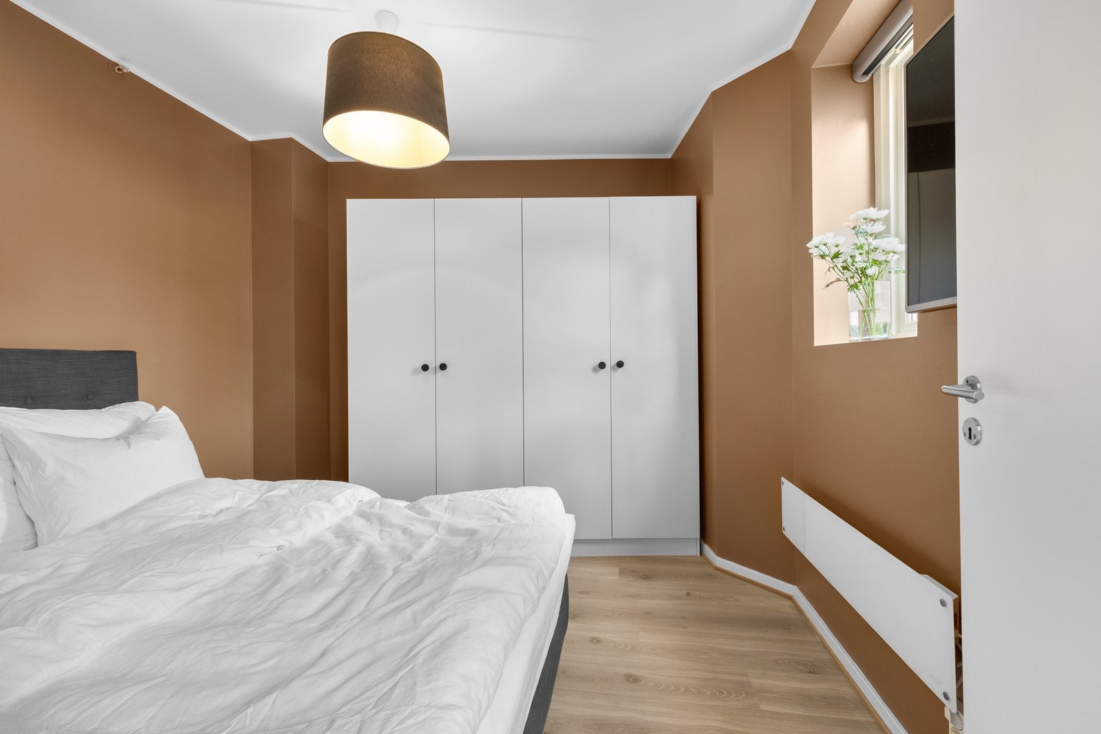 Gode oppbevaringsmuligheter i stor garderobeløsning. Galleribilde