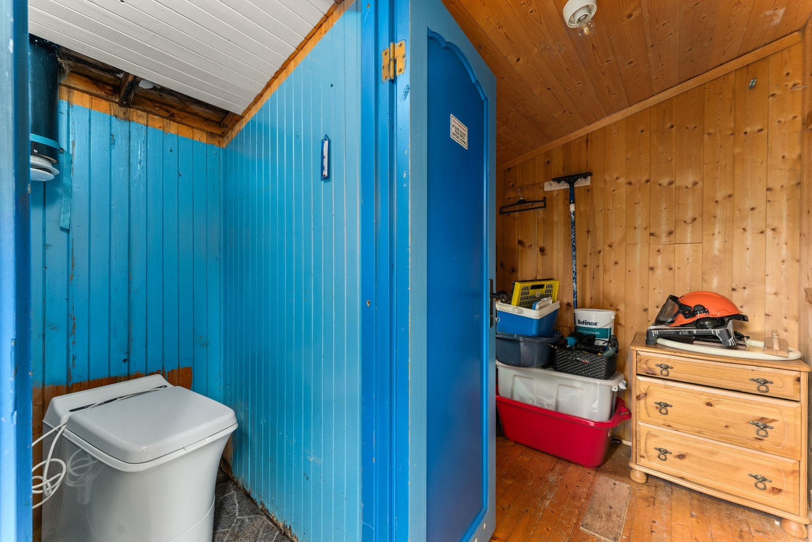 Her er det praktiske og gode oppbevaringsløsninger. Cinderella-toalettet i boden må repareres, og har ikke vært i bruk der det står nå. Galleribilde