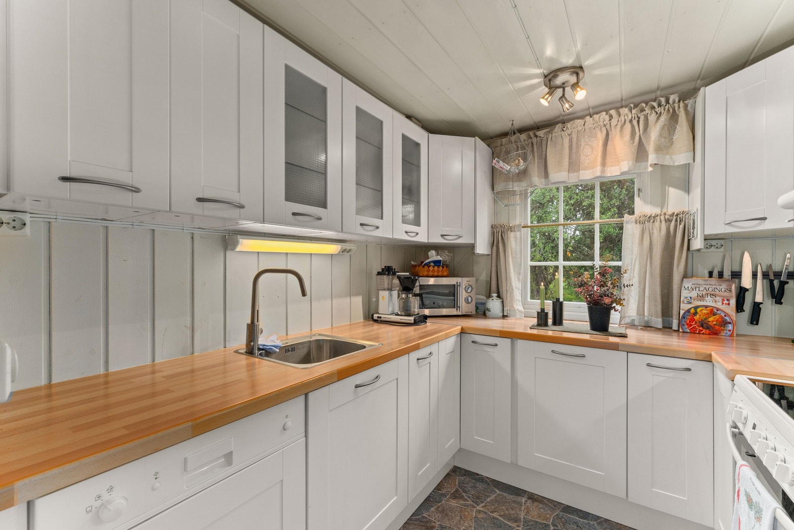 Hytta har en hyggelig kjøkkenkrok med god skap- og benkeplass. Galleribilde