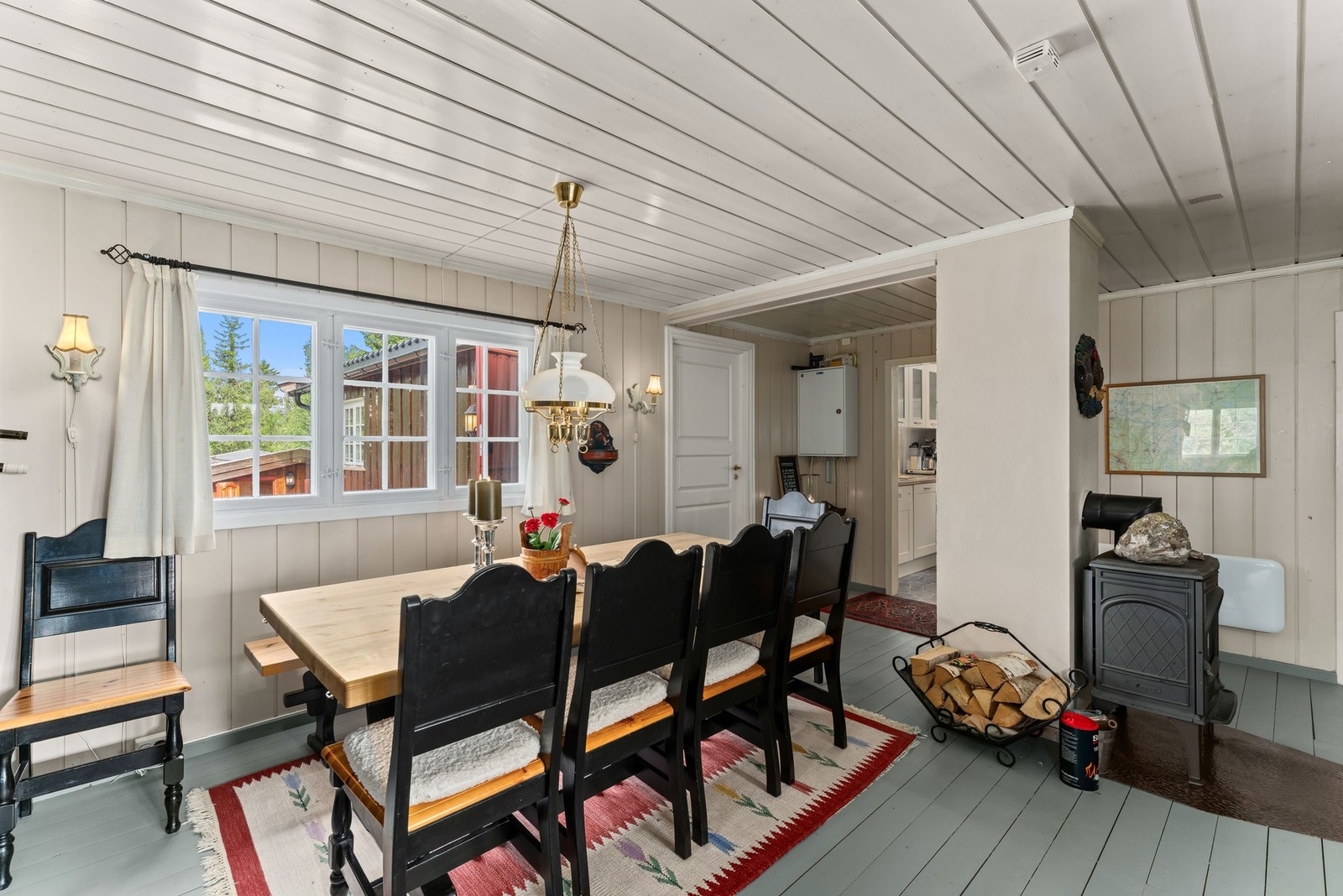 Rommet har gode møbleringsmuligheter, og peisen gir både varme og hygge på kalde vinterdager. Galleribilde