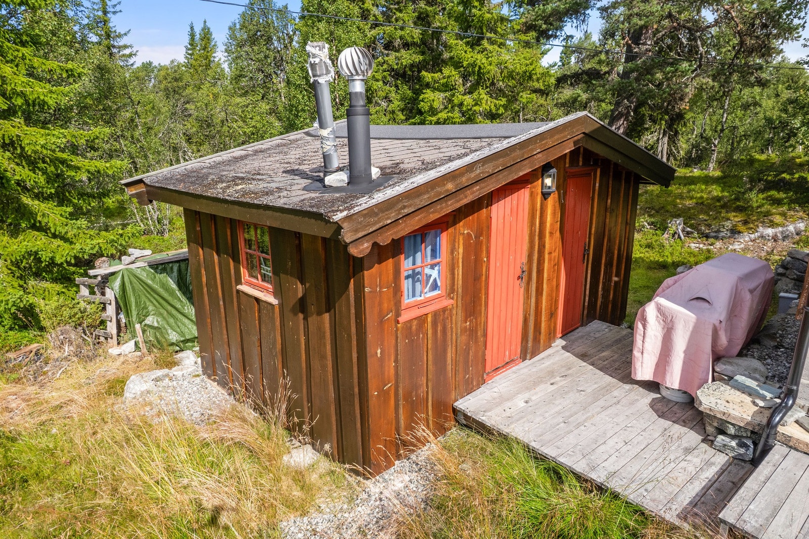 Uthuset er isolert og delt opp i to boder, og begge bodene har strøm. Galleribilde