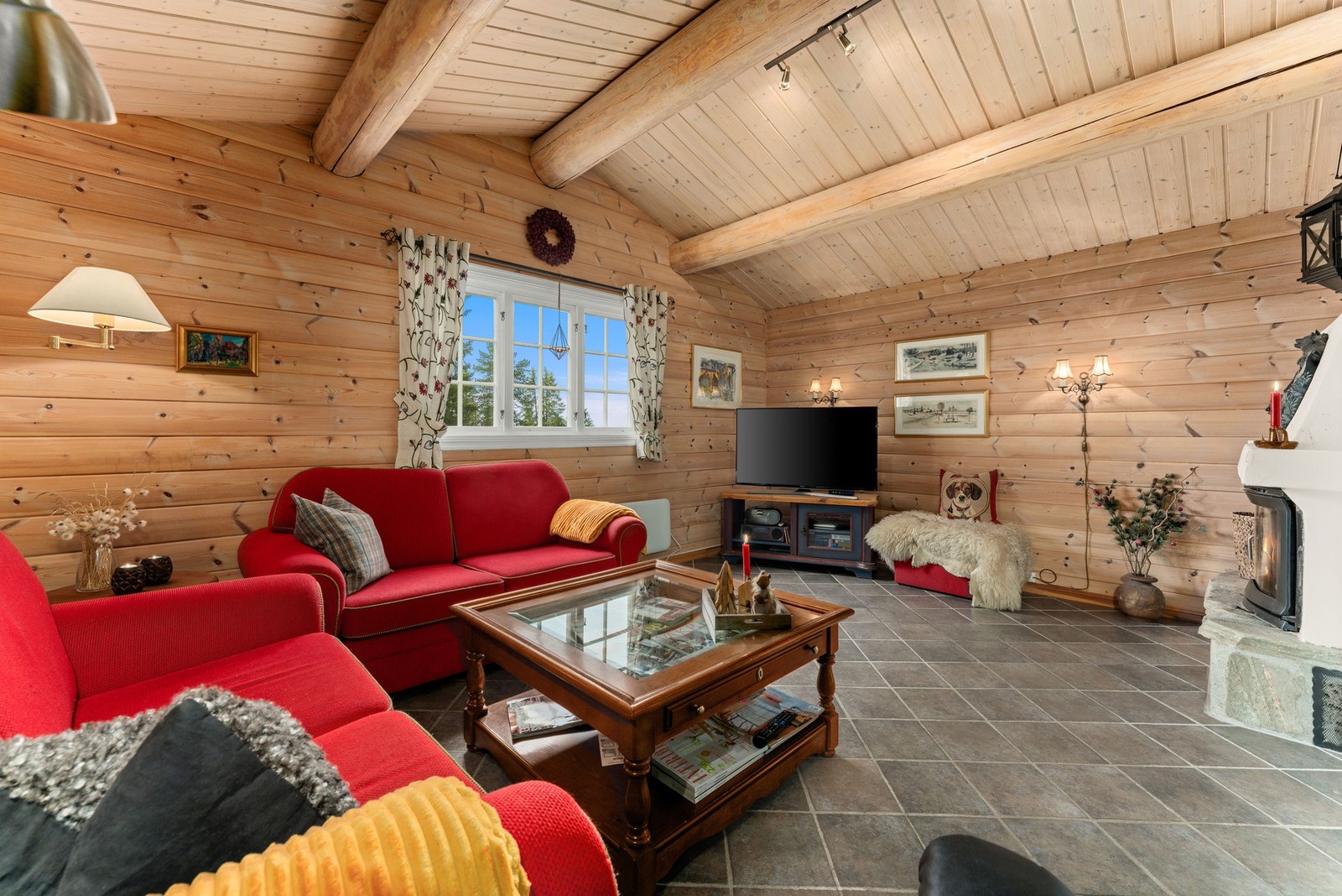 I 2004 ble hytta påbygd med en egen peisestue, som raskt blir et av favorittrommene. Galleribilde