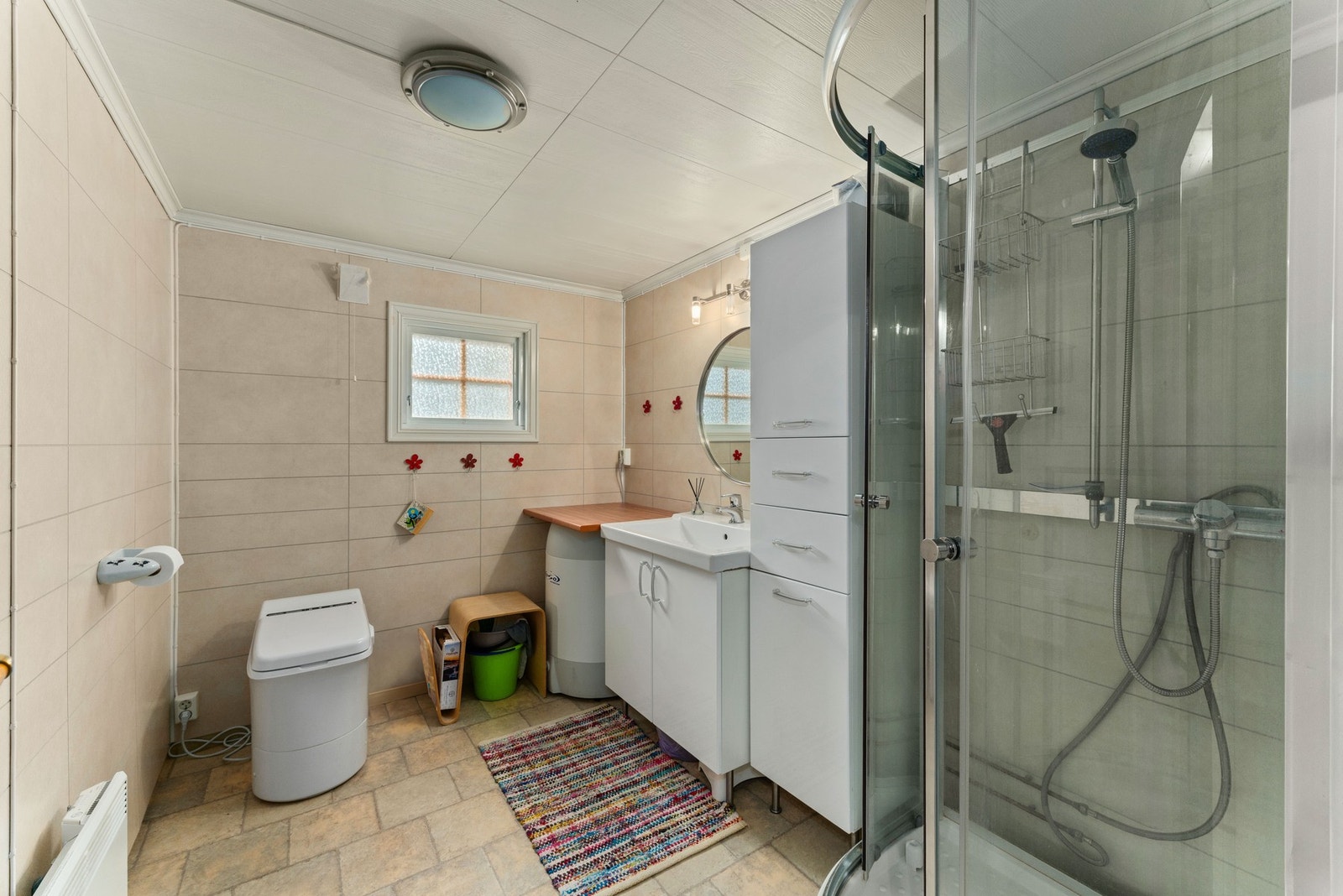 Det romslige badet er praktisk innredet med gulvbelegg, våtromsplater på vegger og formpresset panel i himling. Galleribilde