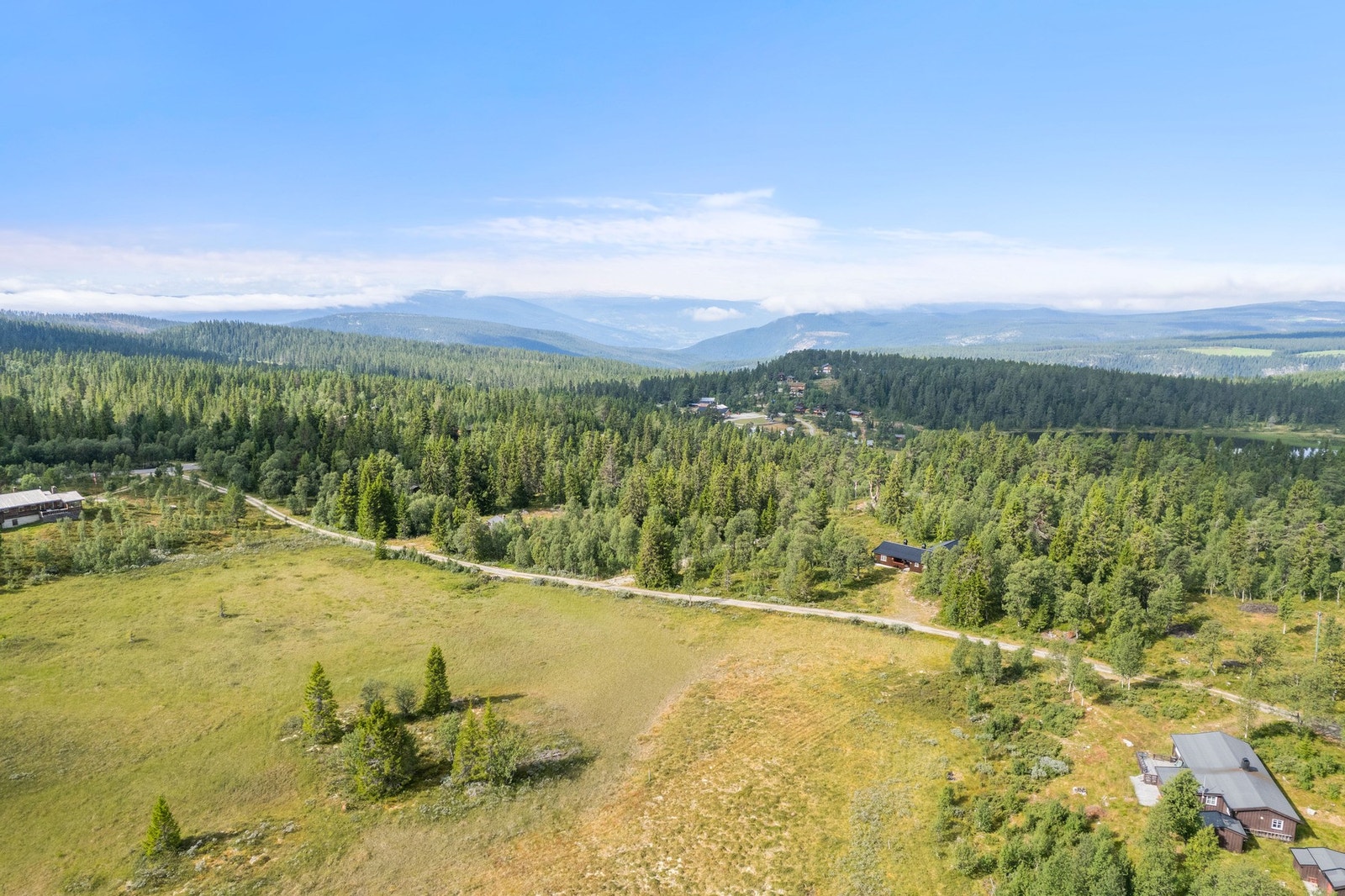 Området grenser mot statsallmenningen, hvor det tilbys både jaktterreng og gode fiskemuligheter. Dermed har du naturens rikdom rett utenfor døren. Galleribilde