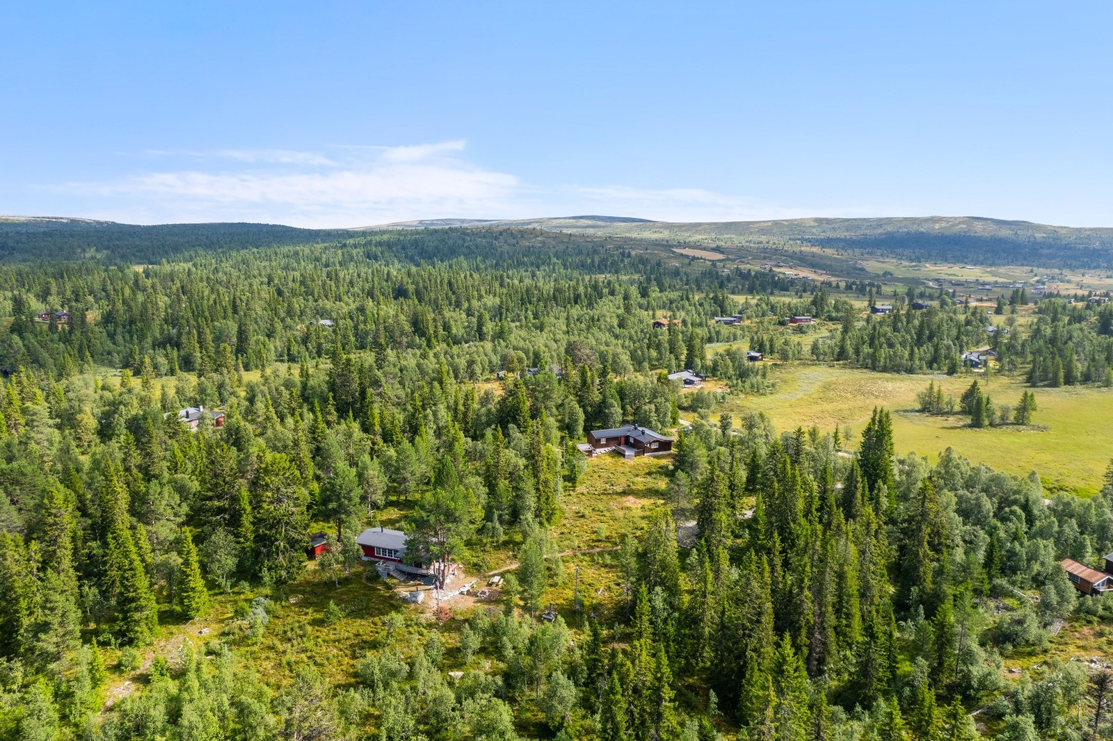 På sommerstid finner du flotte turstier som slynger seg gjennom variert fjellterreng. Galleribilde