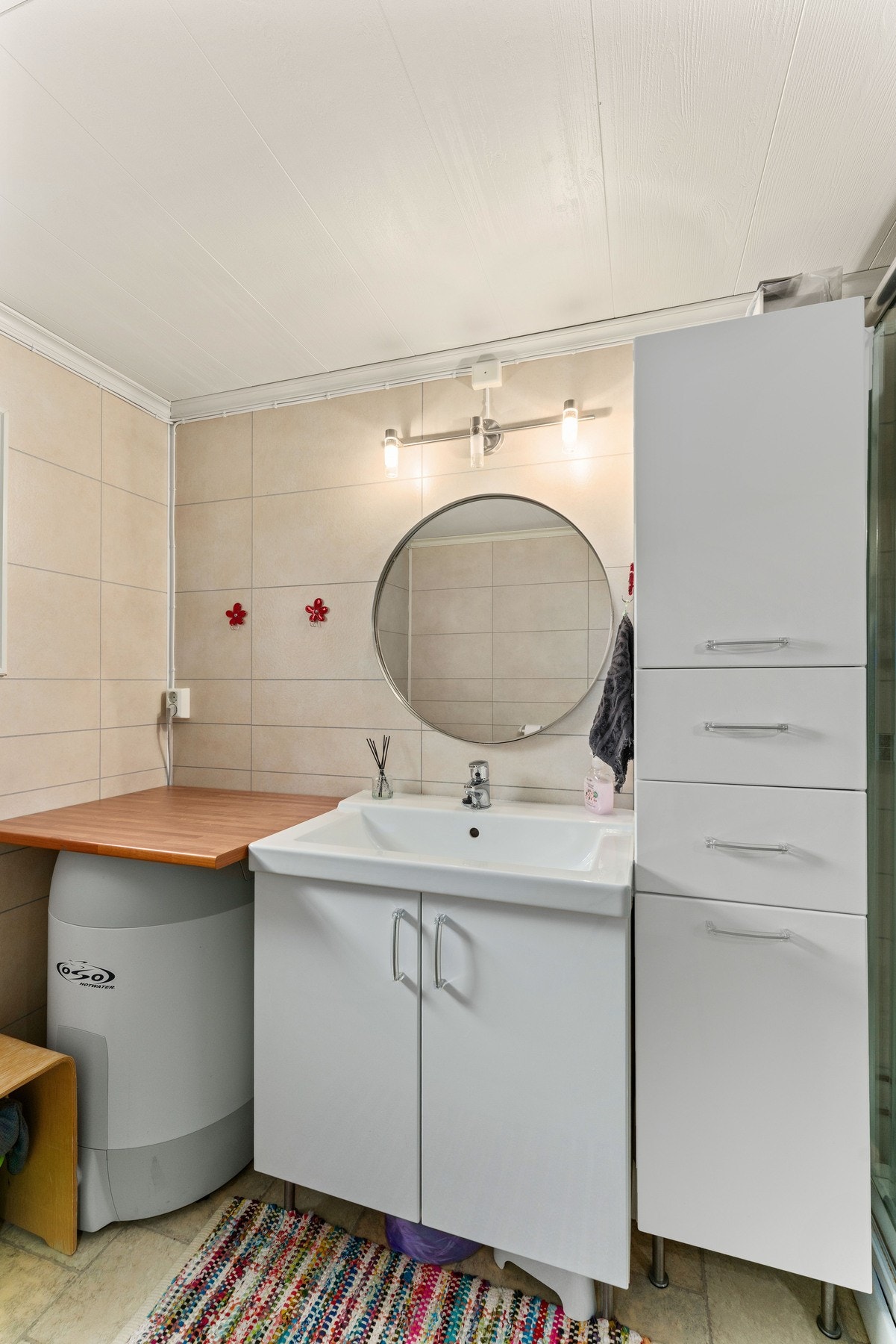 Her finner du servant med underskap, speil, dusjkabinett og et gulvmontert Cinderella-toalett. Rommet har naturlig avtrekk med ventil på vegg, samt panelovn for ekstra varme. Galleribilde