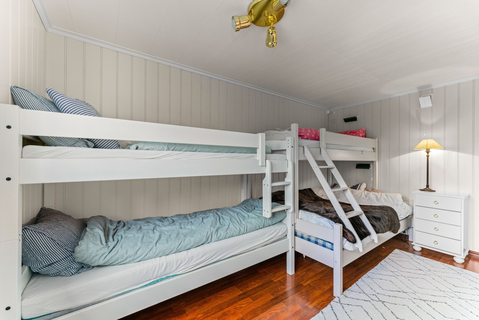 Fritidsboligen er svært innholdsrik med hele fem soverom og totalt 14 soveplasser - perfekt for storfamilien eller når du vil invitere gjester på besøk. Galleribilde