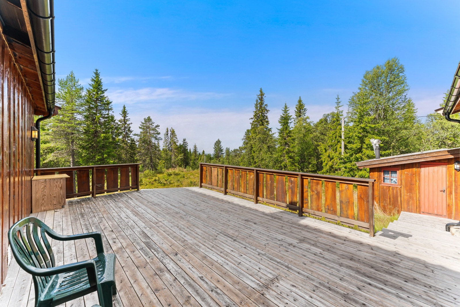 Terrassen har sol fra midt på dagen til sent på kveld og byr på en fantastisk utsikt mot Jotunheimen. Den gir god plass til utemøbler, bålpanne og andre aktiviteter - et perfekt sted for rekreasjon og sosiale stunder. Galleribilde