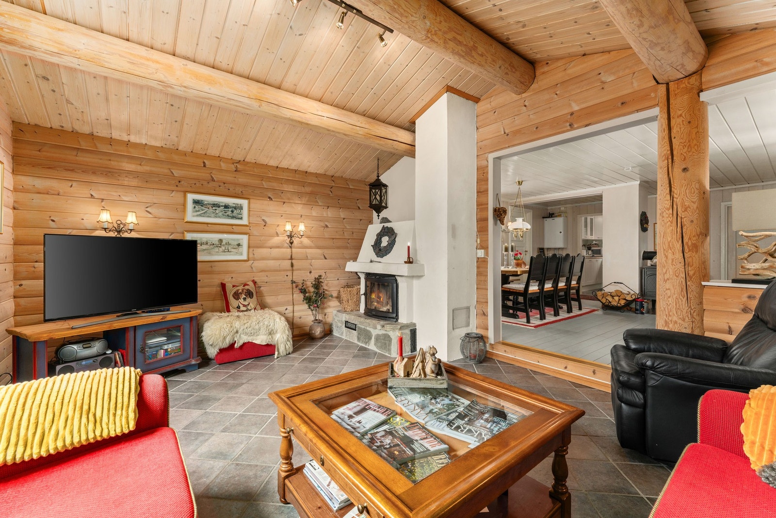 Her er det lagt varmekabler i gulvet, og en stor peis sørger for lun og behagelig temperatur selv når gradestokken kryper langt ned. Galleribilde