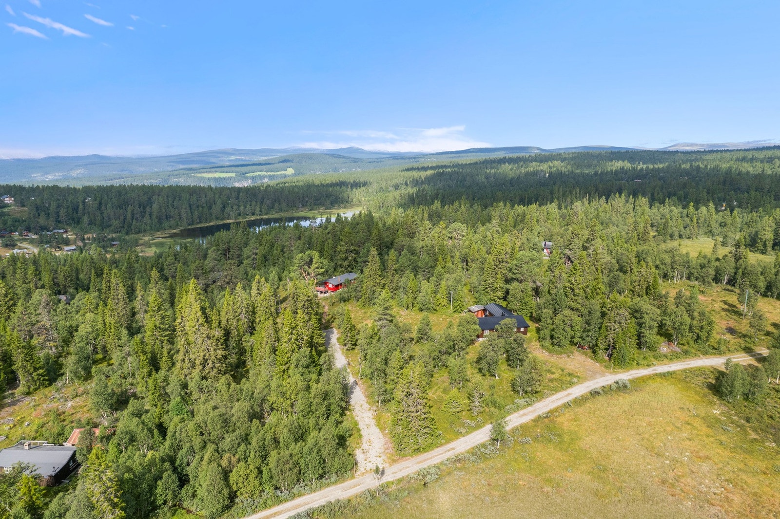 Kun en kort spasertur unna finner du Måsåplassen Turistsenter, som byr på restaurantdrift, kafé, overnatting og en liten Joker-butikk som dekker de daglige behovene. Herfra er det også enkel tilknytning til både tur- og skiløypenettet. Galleribilde