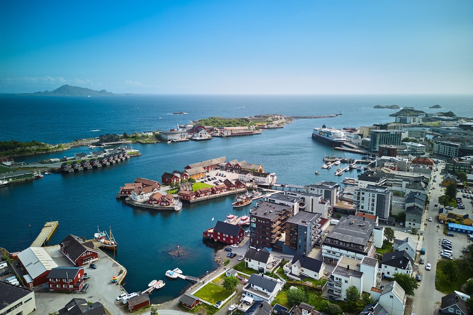 Dette er et flott utgangspunkt om man er glad i toppturer, der de nærmeste og mest populære destinasjonene er Fløya, Djevelporten, Svolværgeita og Blåtind. Galleribilde