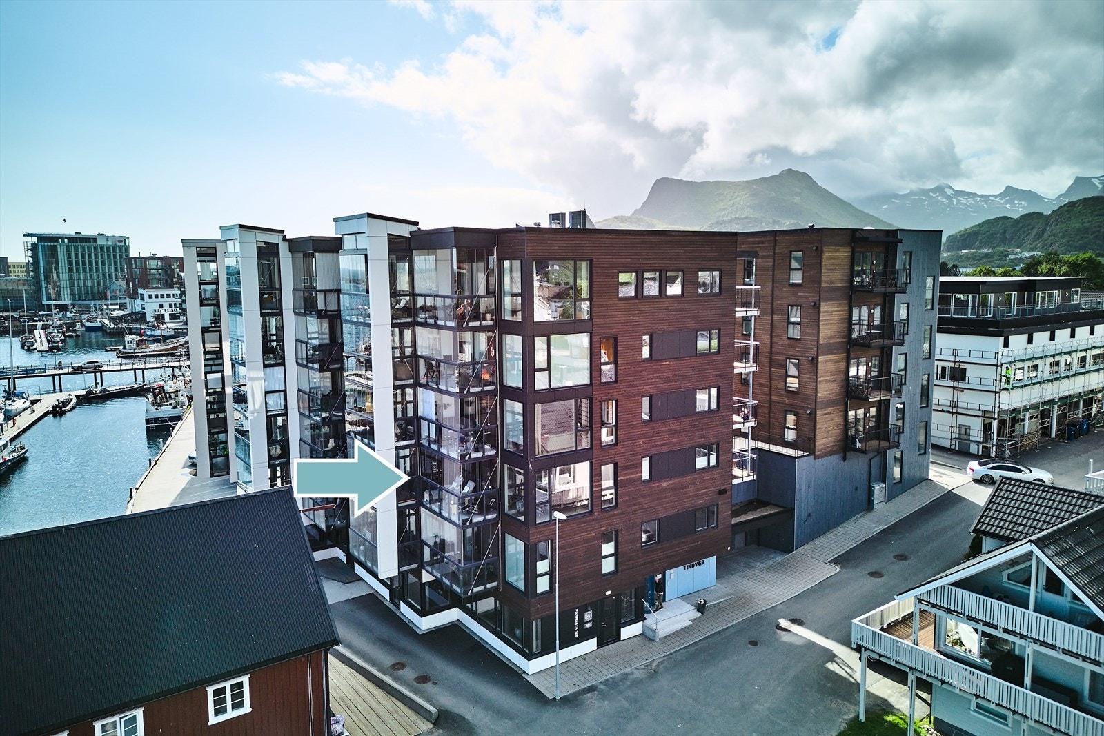 Leiligheten har en fin beliggenhet i 3. etasje, med innglasset balkong som er vendt mot sjøen. Galleribilde