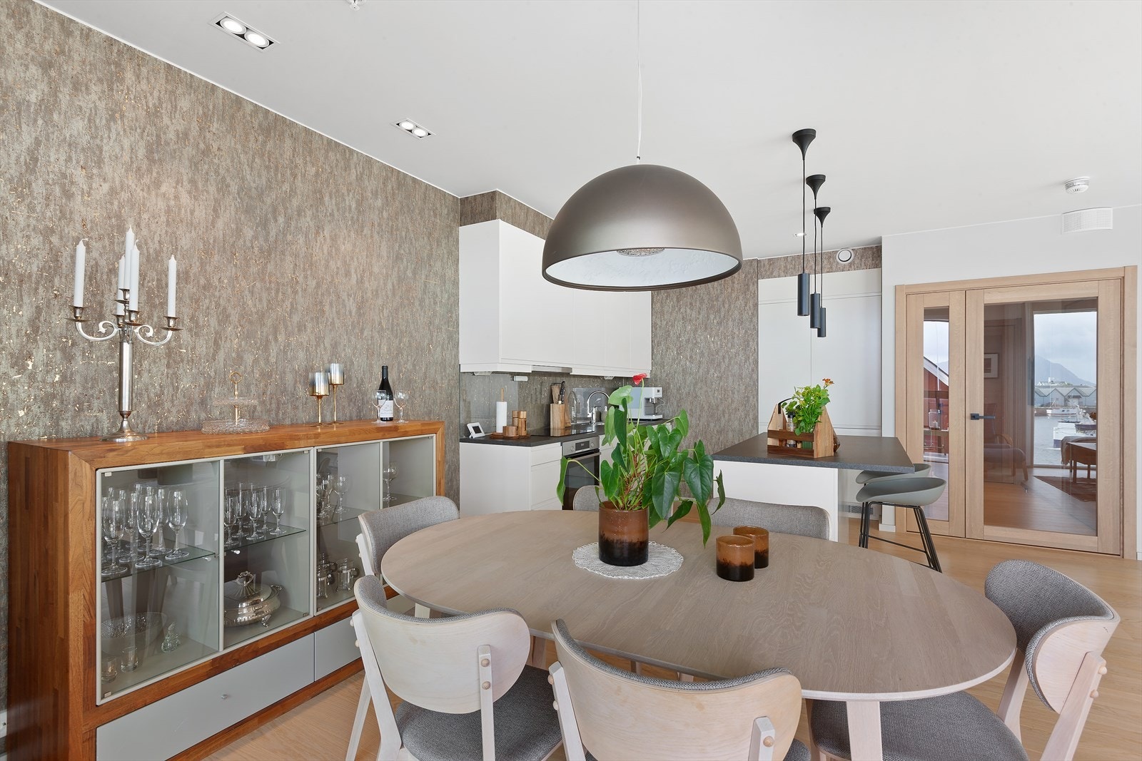 Stuen har en åpen kjøkkenløsning som gjør rommet til et sosialt samlingssted for venner og familie. Galleribilde