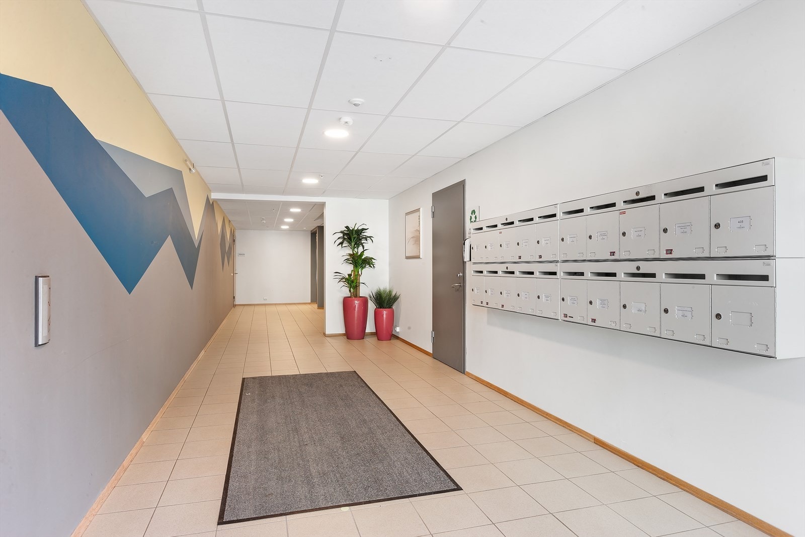 Felles inngangsparti med postkasser og tilgang til heis. Galleribilde