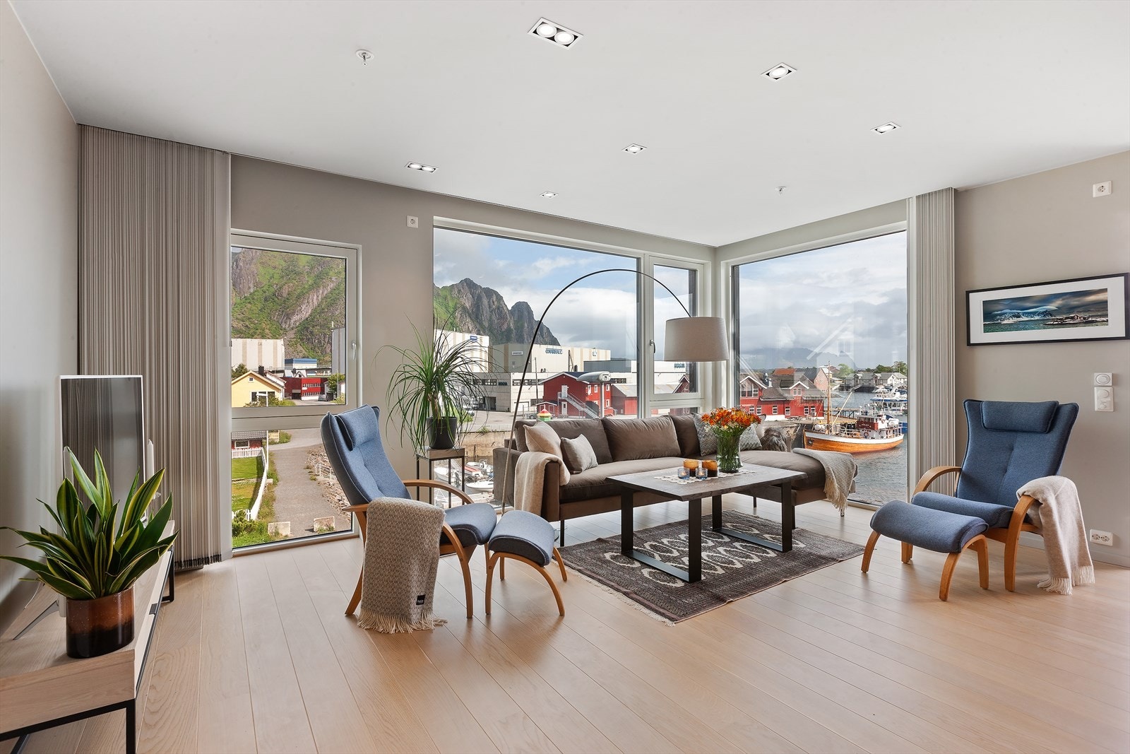 Stuen er pent innredet med en lun 1-stavs parkett på gulvet og moderne malte flater på veggene. Galleribilde