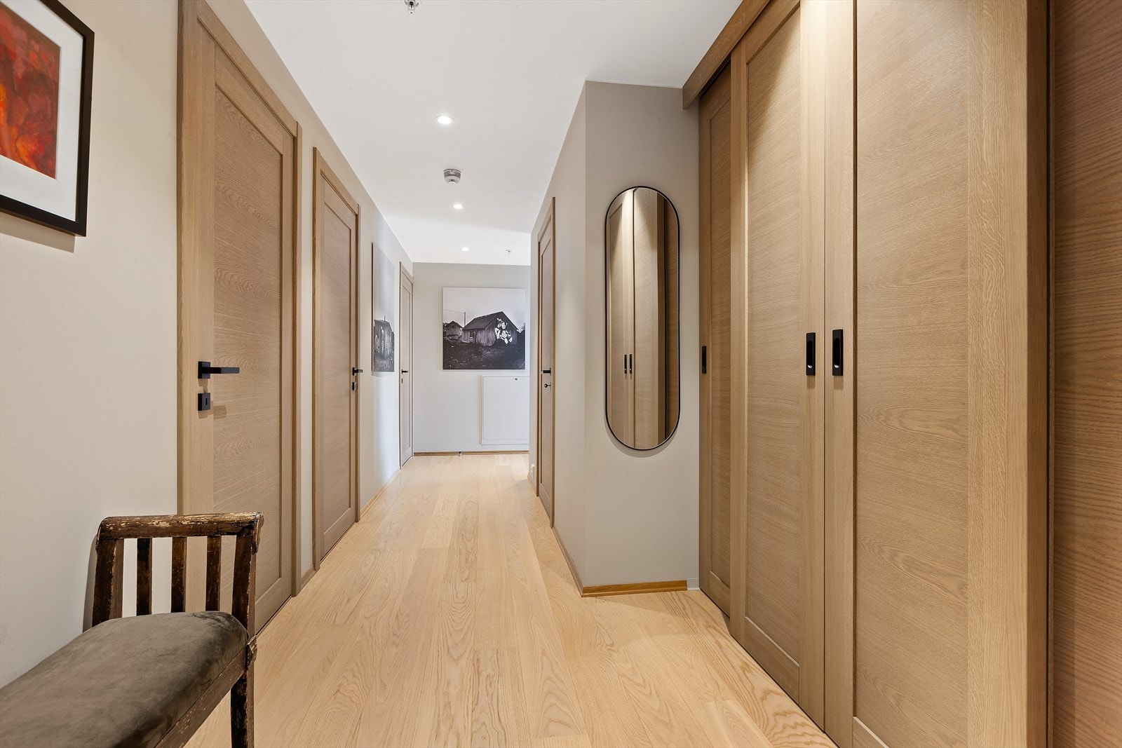 Du ønskes velkommen inn i en innbydende entré med en lekker garderobeløsning. Galleribilde