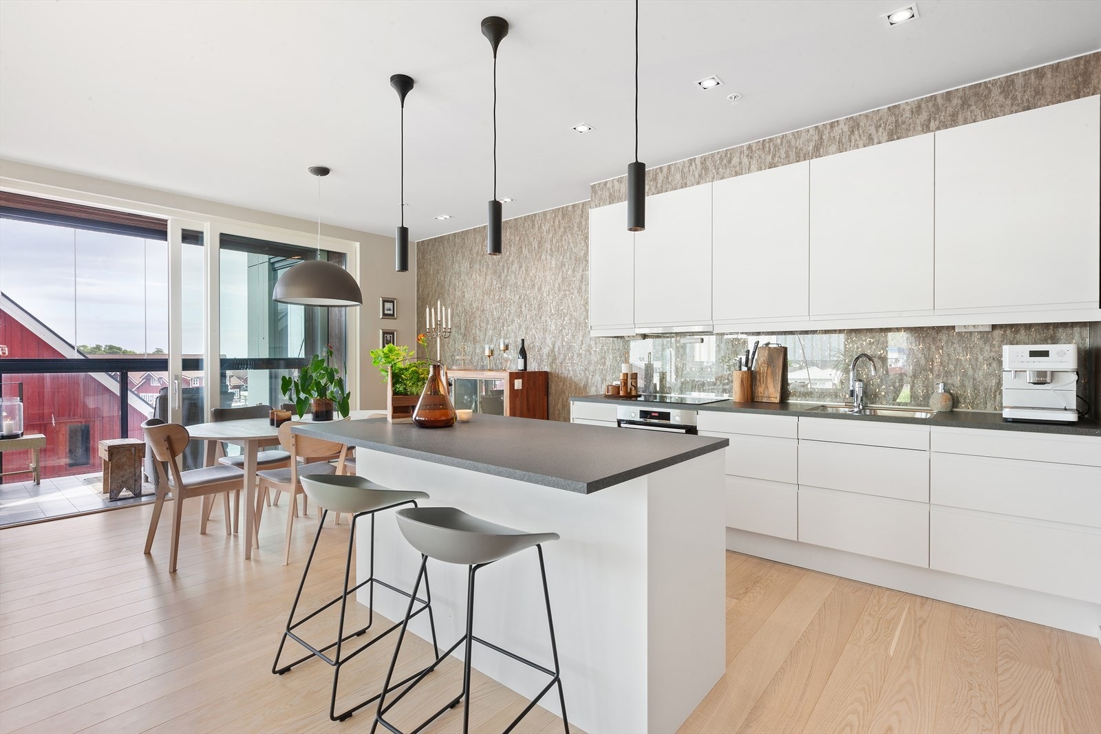 Leiligheten har en flott kjøkkeninnredning som er praktisk utbygget med kjøkkenøy, skap og skuffer. Galleribilde