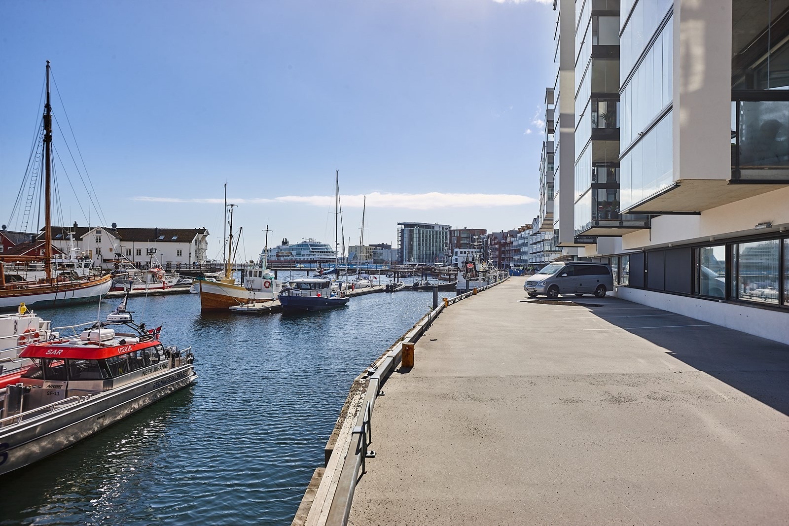 Langs promenaden og i sentrum er det flere koselige spisesteder. Galleribilde