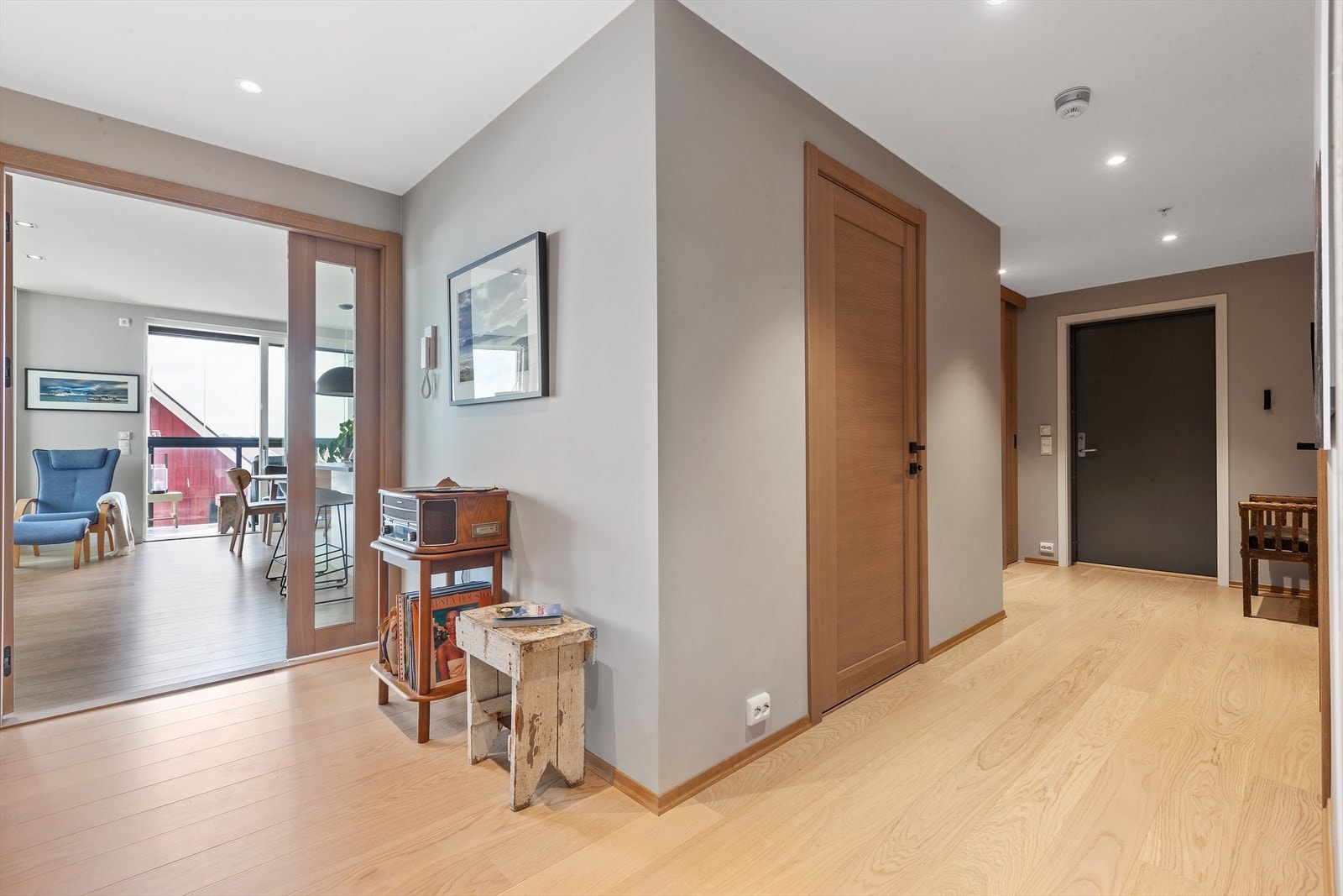 Entreen er både romslig og praktisk utformet slik at du har plass til ekstra møblement for oppbevaring. Galleribilde