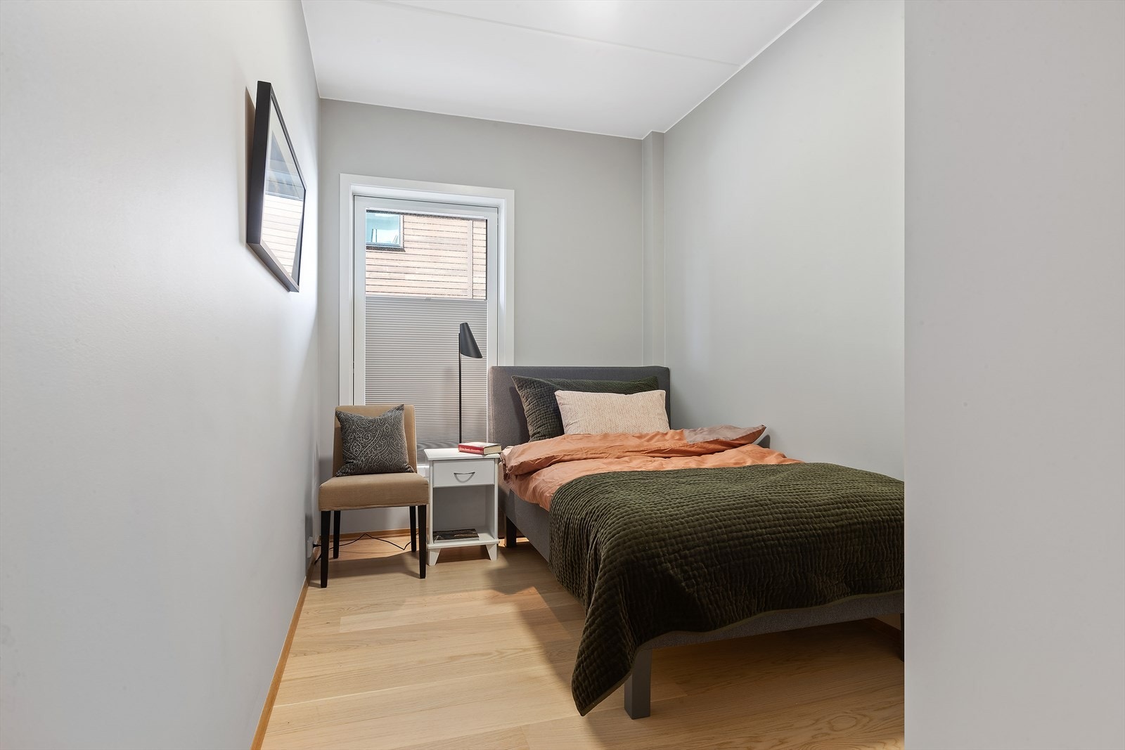 Soverommene er malt i en pen gråfarge og har god plass til seng og tilhørende møblement. Galleribilde