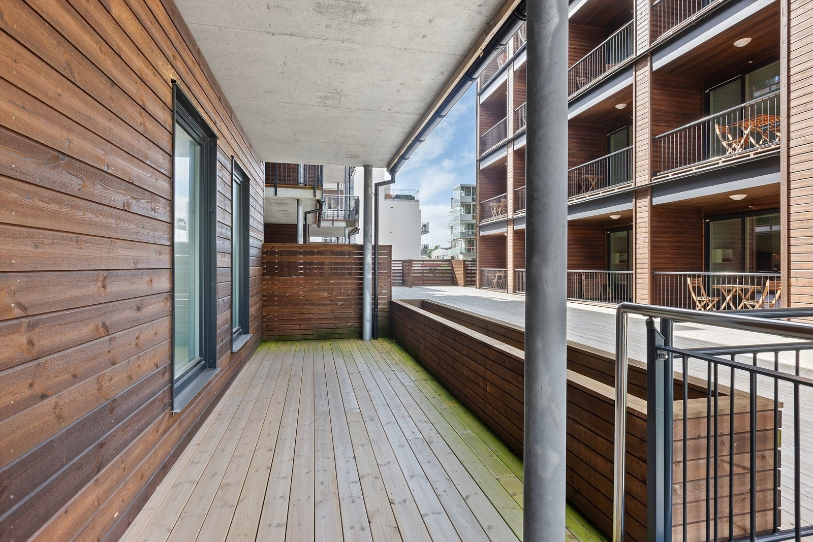 På andre siden av leiligheten har du en privat terrasse med god plass til møblement. Galleribilde