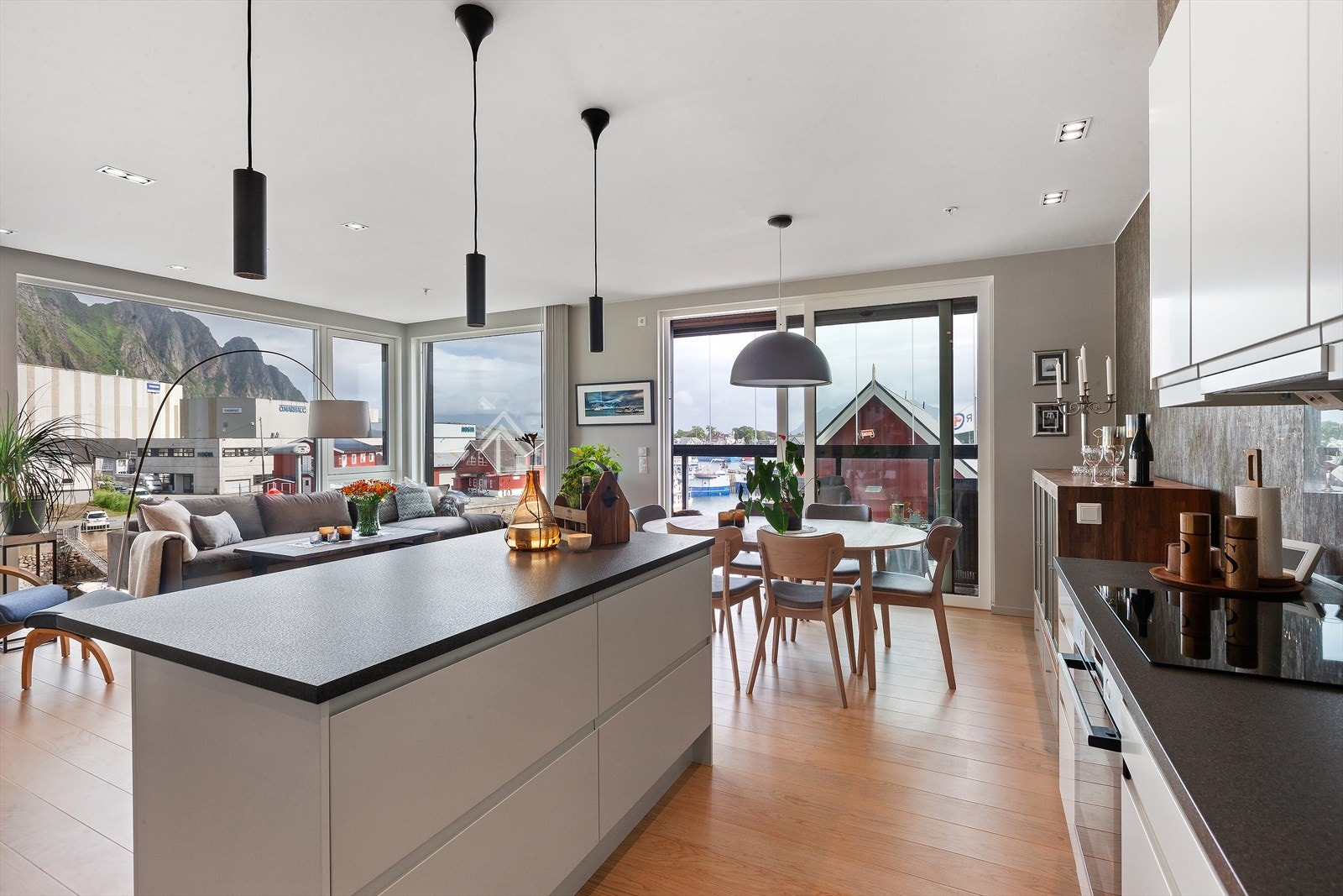 Kjøkkenøya bidrar med ekstra lagring- og benkeplass, og oppleves som et sosialt samlingspunkt. Benkeplaten er utvidet slik at det er plass til et par barkrakker. Galleribilde