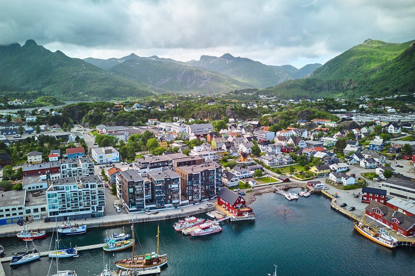 For den turinteresserte er det allment kjent at Svolvær er omringet av nydelig natur og ruvende fjellformasjoner. Galleribilde
