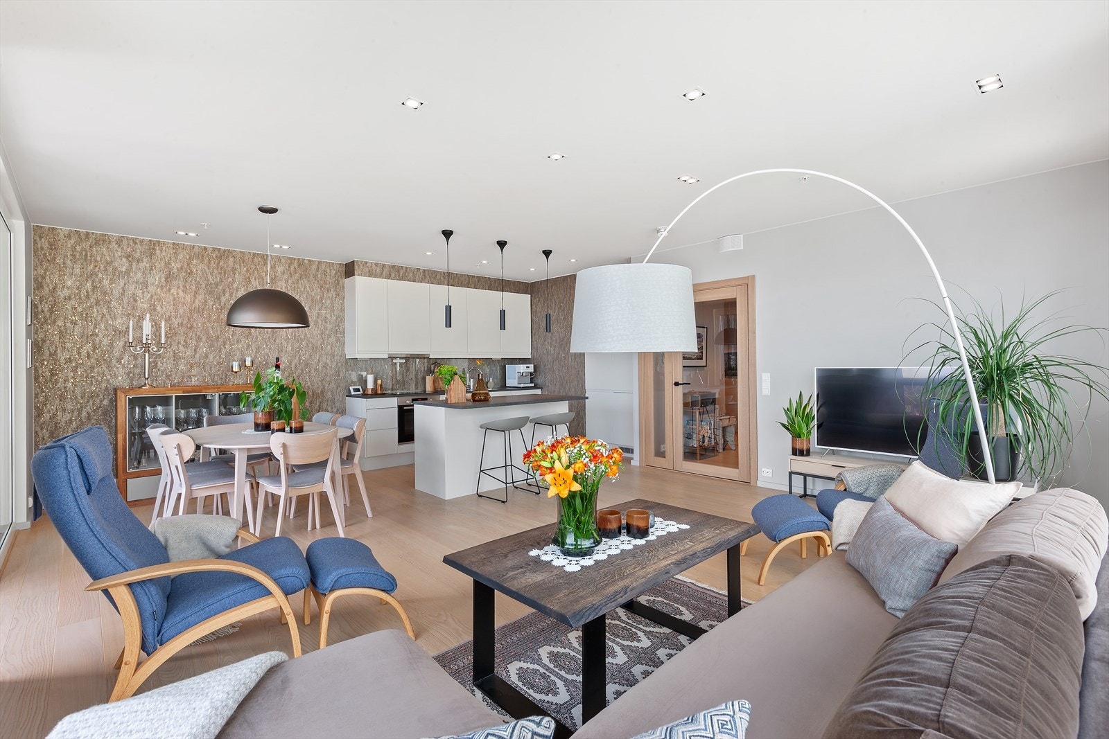 I stuen er det god belysning via spotter i taket. Galleribilde