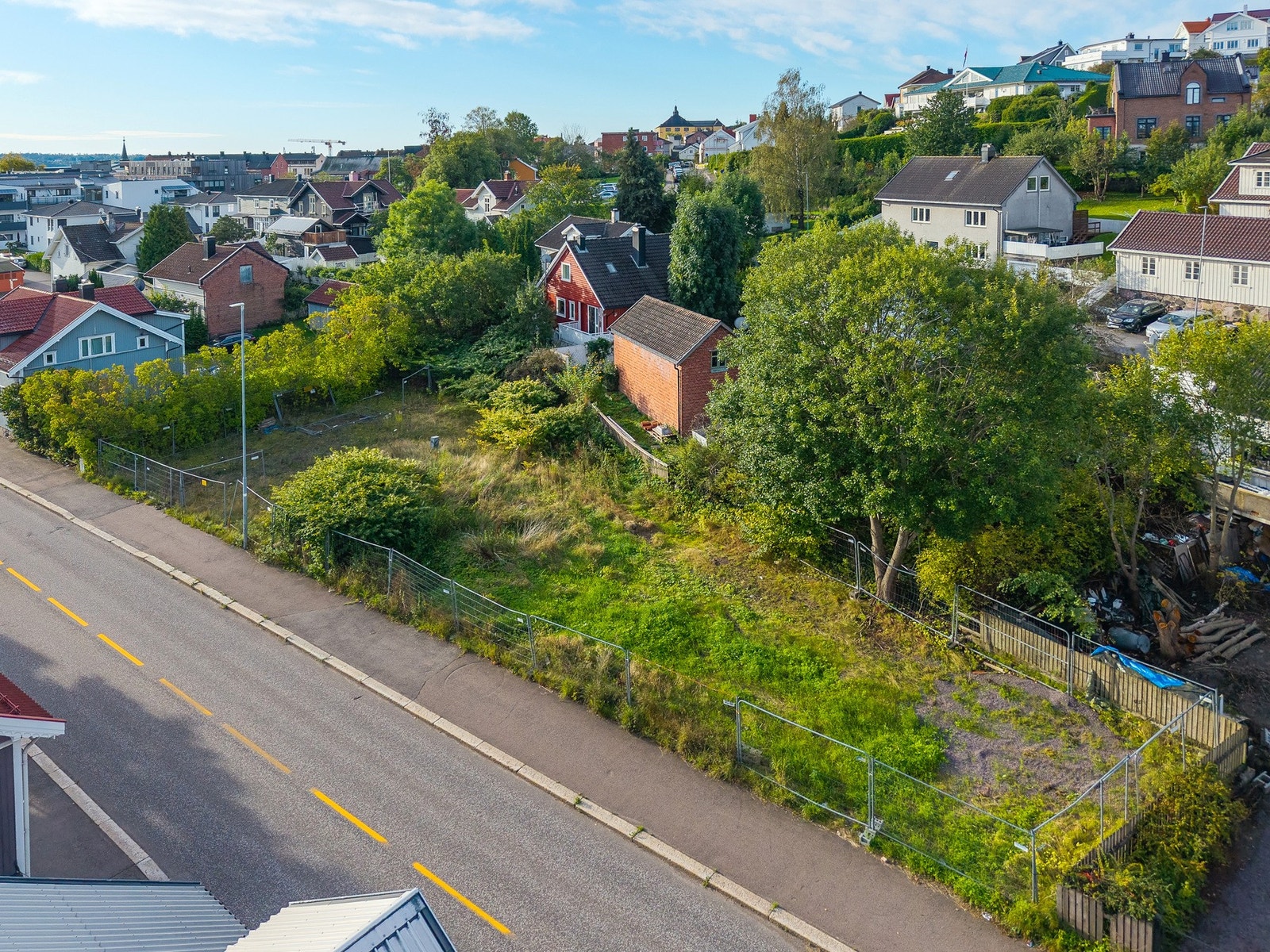 Kort vei til den nye og flotte kystparken langs Indre havn med båthavn, badeplasser, brygger, lekeplasser, fotball- og sandvolleyballbane. Galleribilde