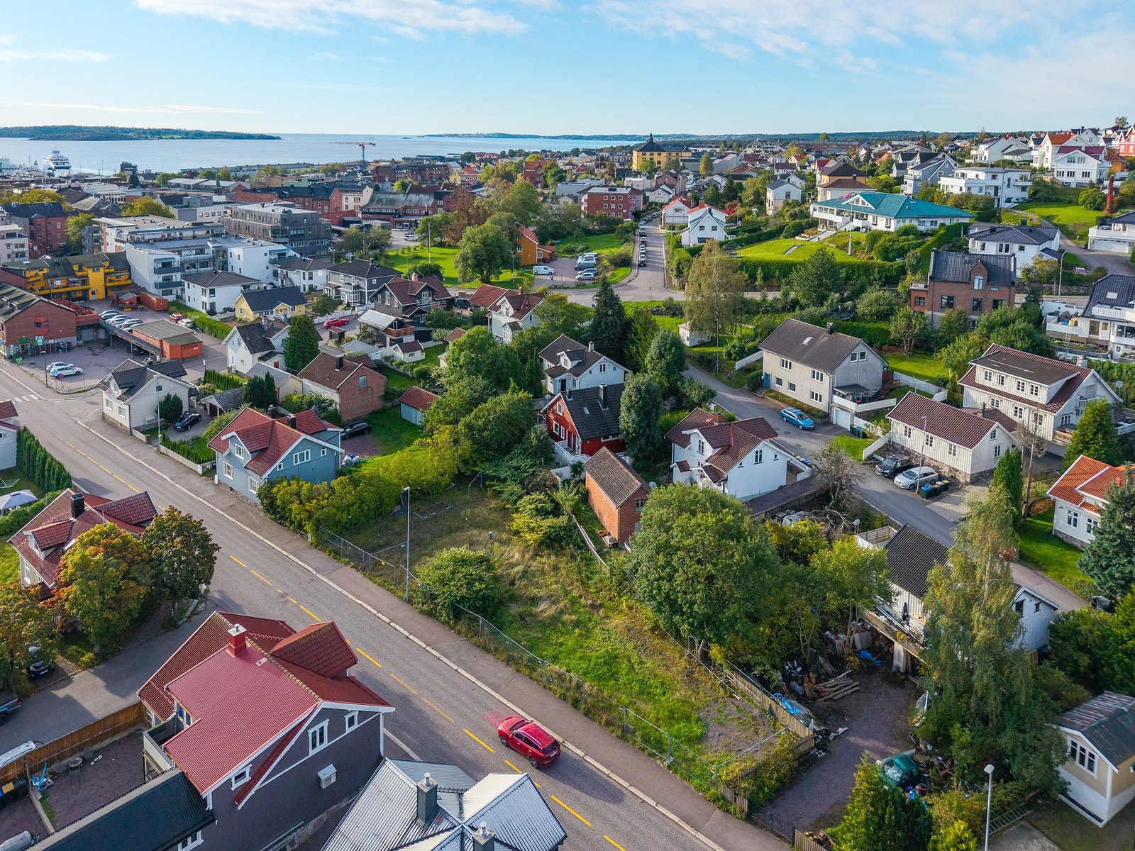 Av plantegningene i rammetillatelsen fremkommer følgende: Leilighet 1 er på 79,2 kvm og går over 2 plan med 2 bad, 3 soverom og stue/kjøkken. Leilighet 2, 3, 4 og 5 er på 49,3 kvm hver med 2 soverom, bad og stue/kjøkken. I tillegg er det bodanlegg. Galleribilde