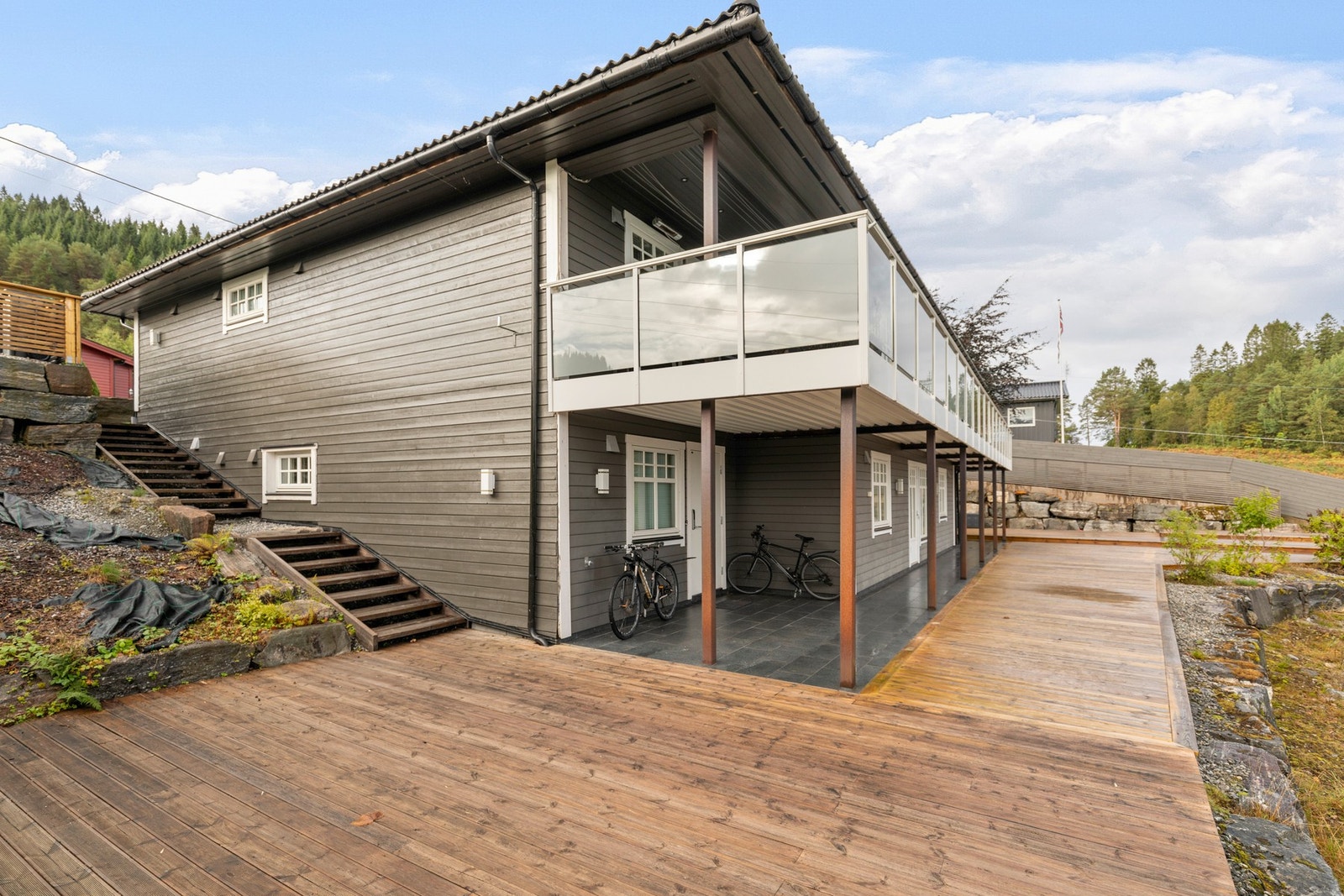 Leiligheten i underetasjen har eget inngangsparti mot sør. Leiligheten er cirka 75 kvm og består av vindfang, to soverom, to boder, bad og åpen stue-/kjøkkenløsning. Leiligheten er per idag utleid for kr. 8000,- per måned. Galleribilde