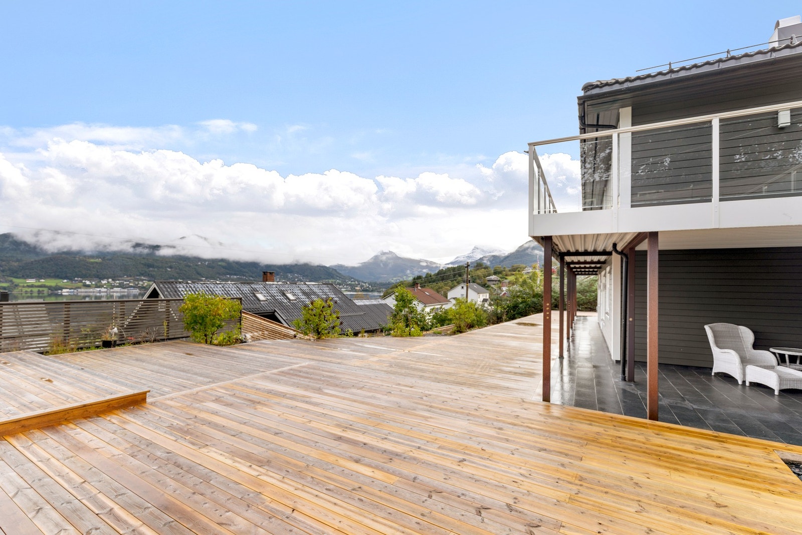 Store terrasser i front av boligen. Galleribilde