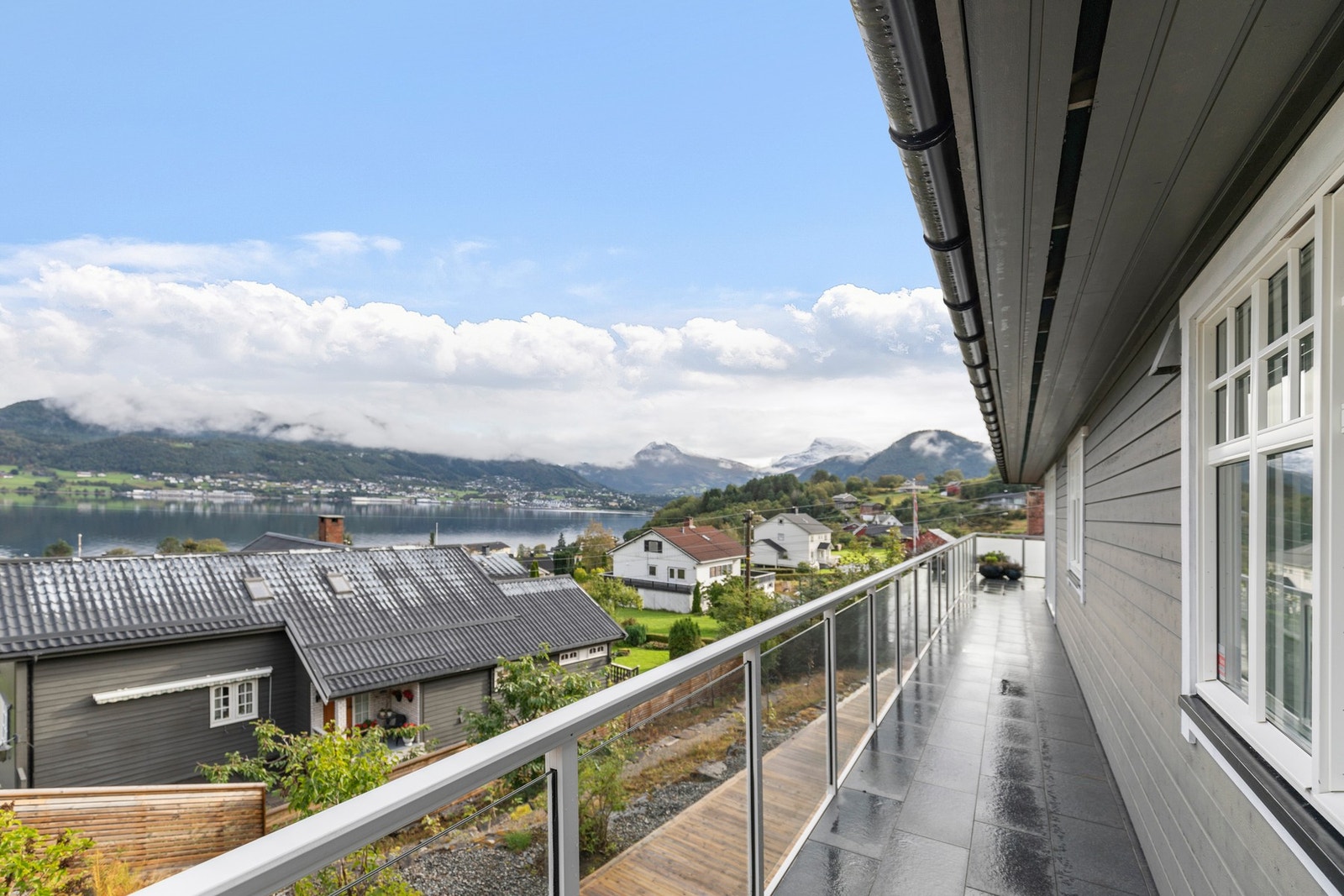 Fra spisestue er det utgang til terrasse. Terrassen har en kombinasjon av flislagt dekke og dekke med terrassebord. Galleribilde