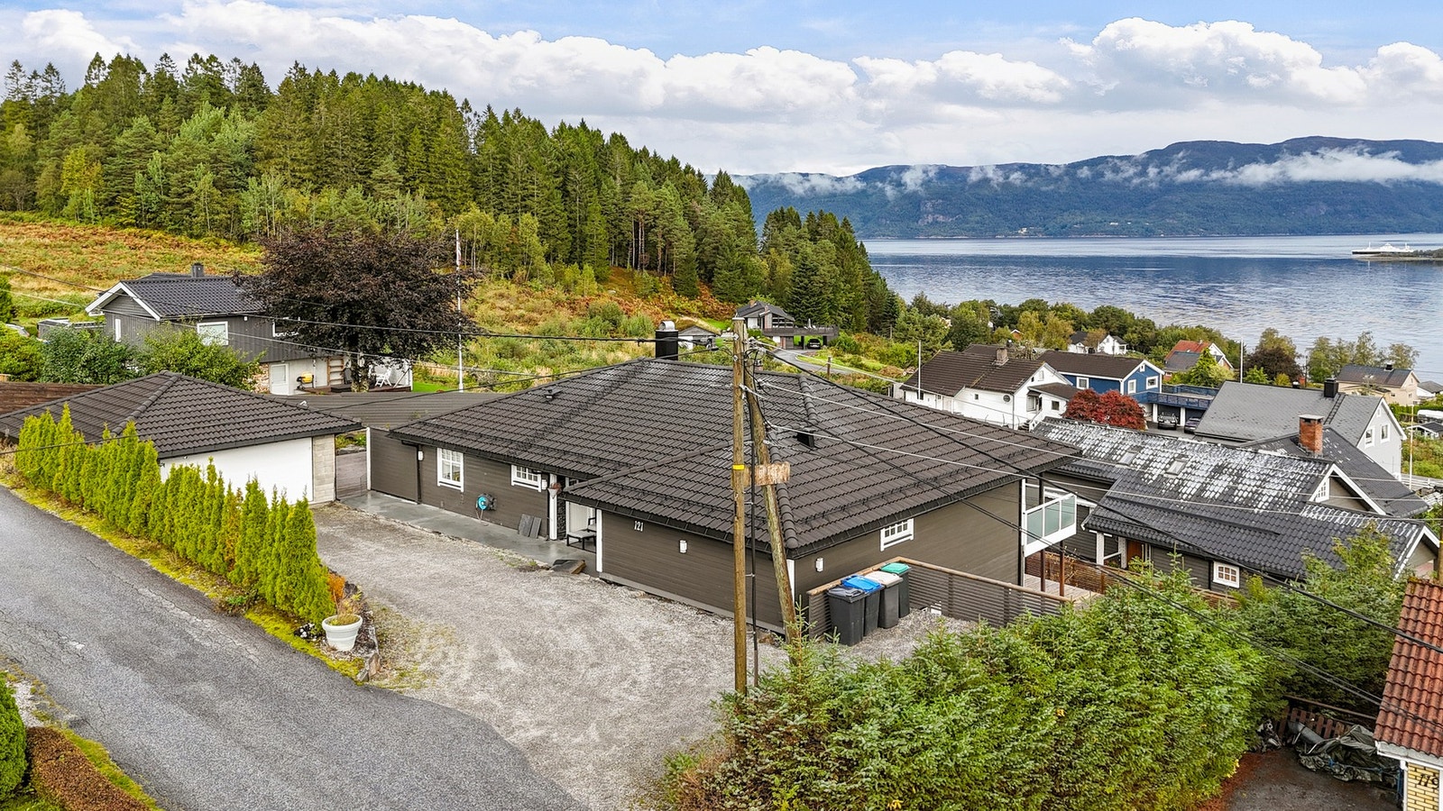 Gruset innkjørsel og parkering i dobbelgarasje. Galleribilde