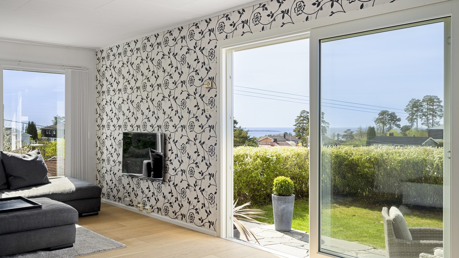 Skyvedør fra stue og ut til uteområde Galleribilde