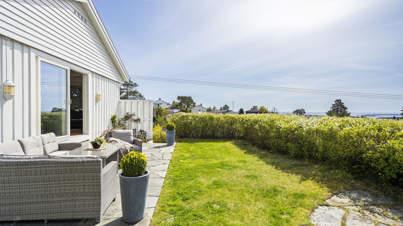 Solrik hage med vakker utsikt og koselig sittegruppe. Perfekt for varme sommerdager Galleribilde