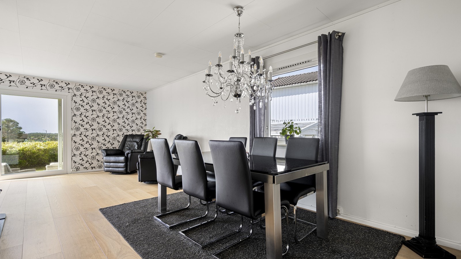 Elegant spisestue med plass til hele familien Galleribilde