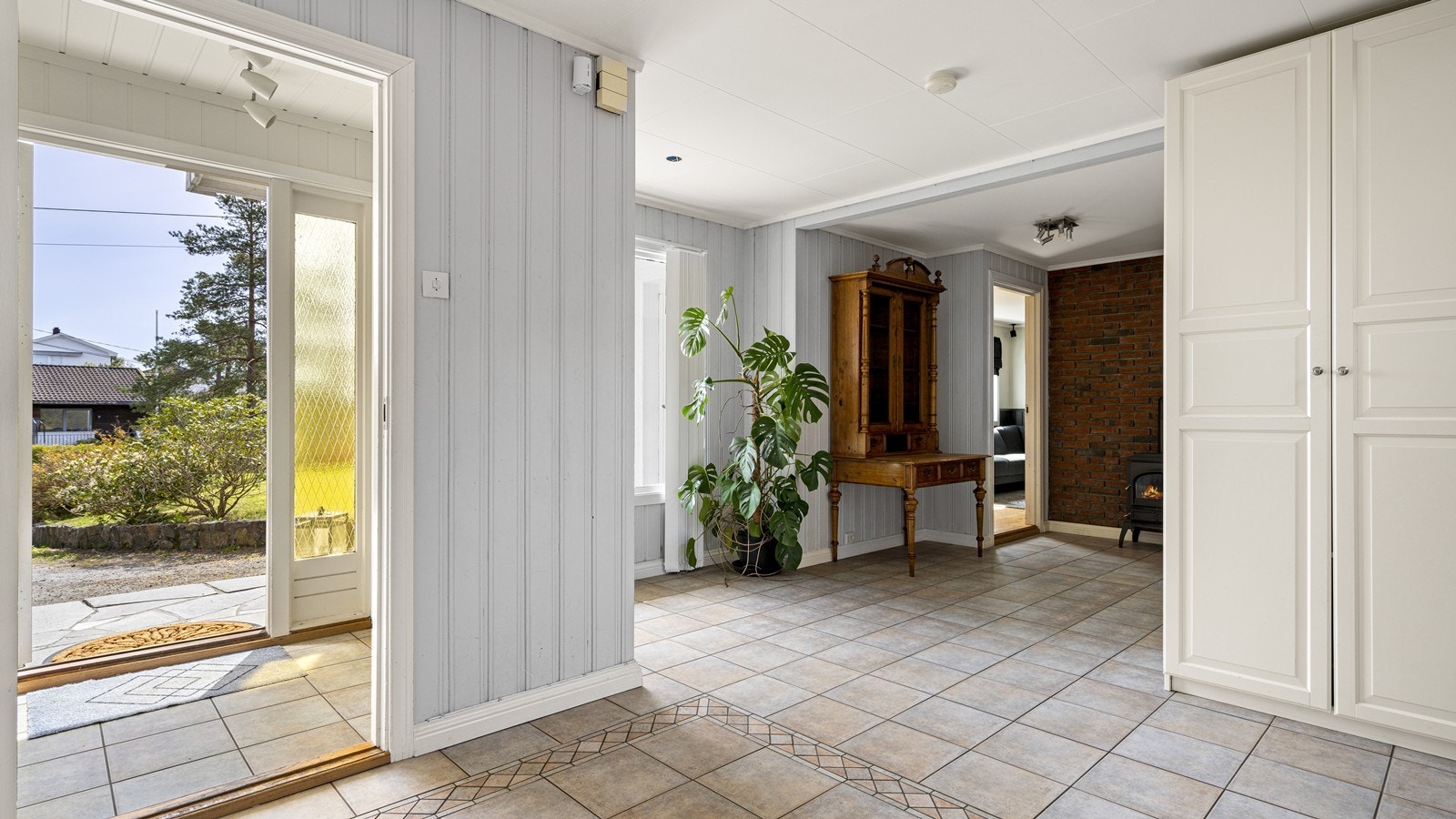 Lys og romslig inngang Galleribilde