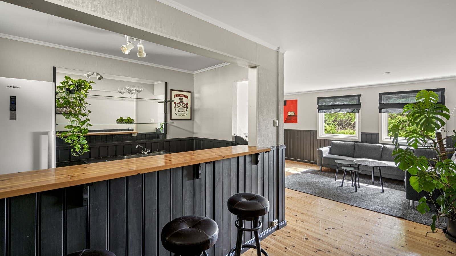 Praktisk barløsning med barkrakker, like ved stua Galleribilde