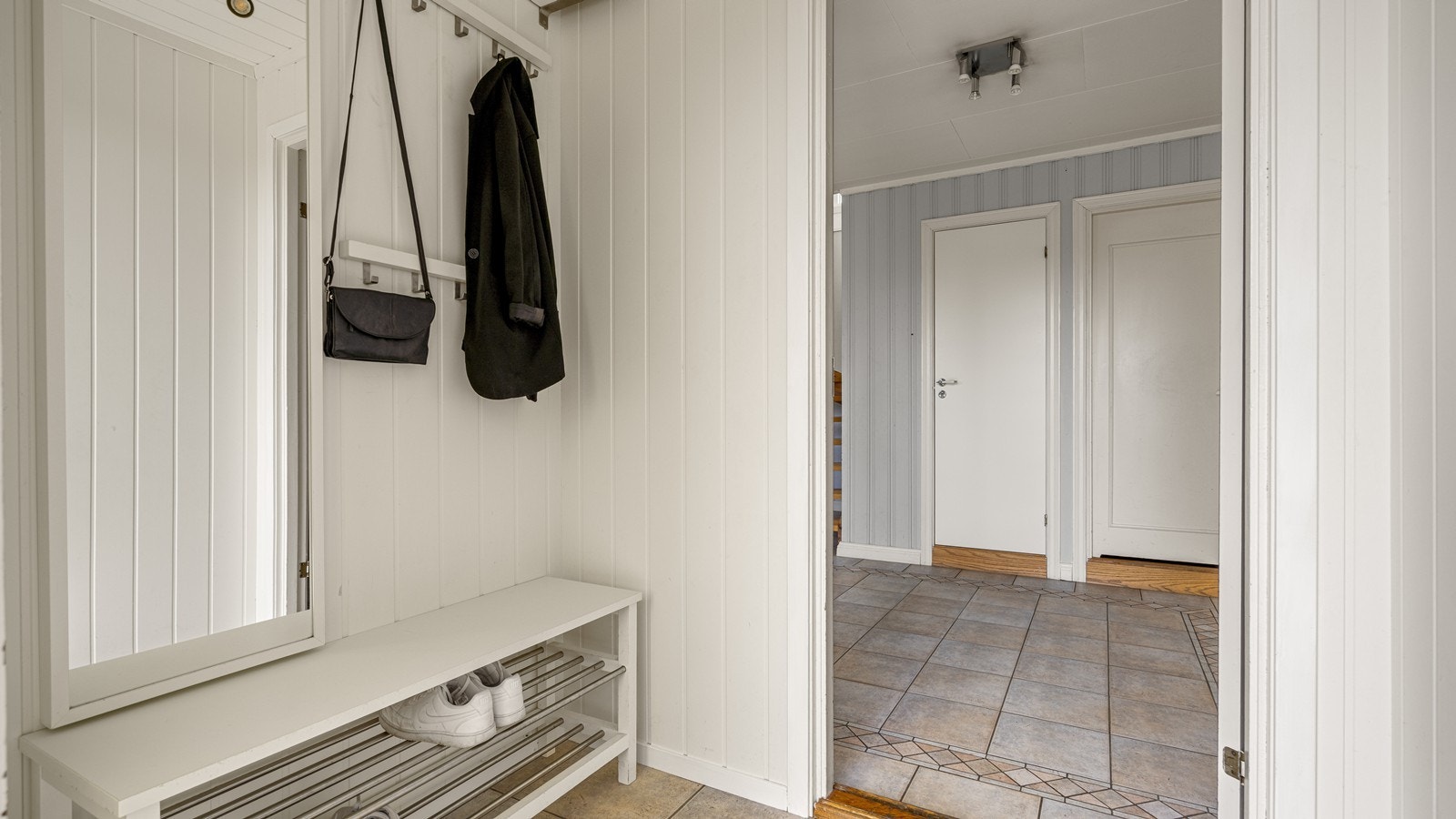 Lys gang med plass til jakker og sko Galleribilde