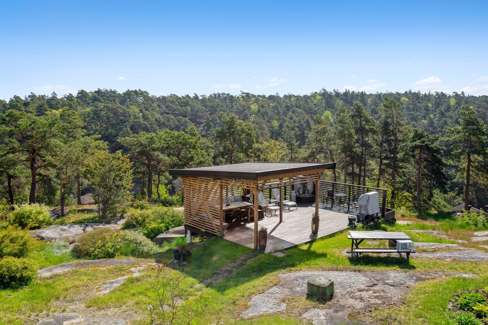 Det er bussholdeplass like ved og ellers tar det ca. 5 min. med bil til sentrum. Galleribilde